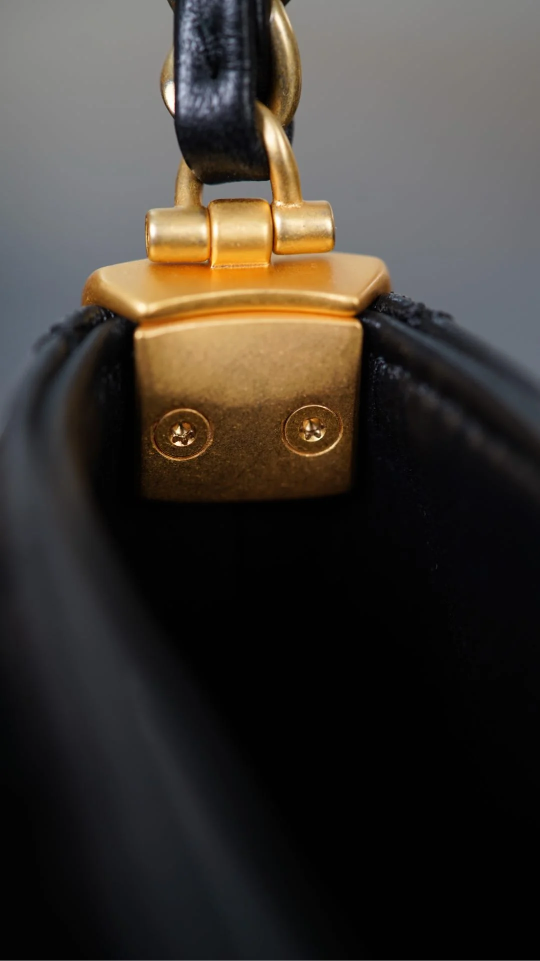 Chanel 25p - Сумка с горизонтальной ручкой и клапаном - Черно-золотая