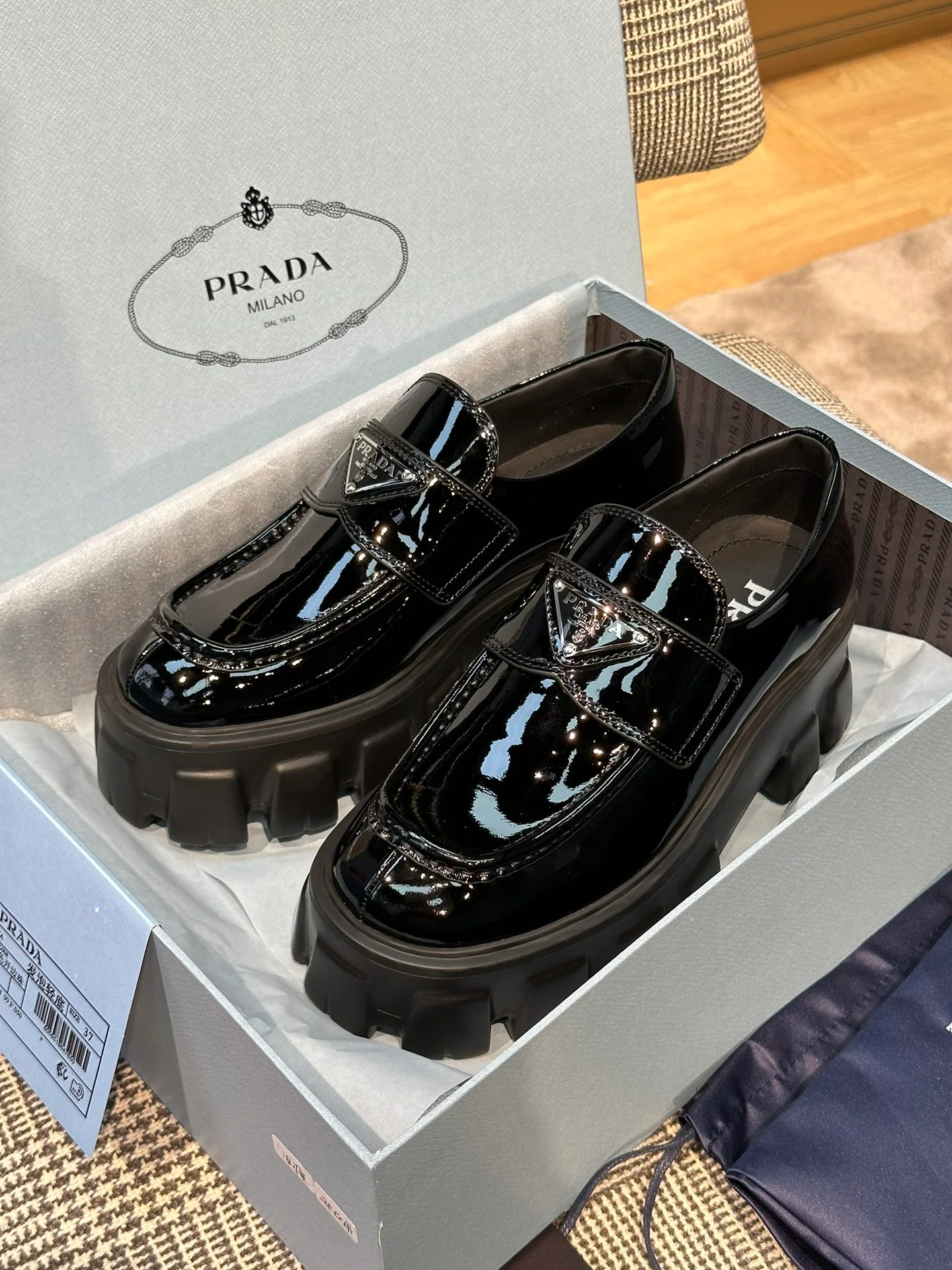 Лоферы на платформе Prada 2024 - черные