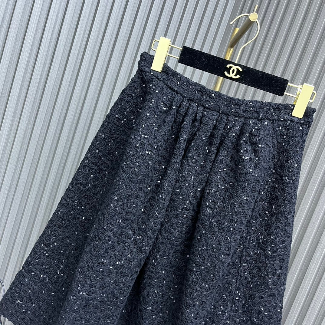 Chanel - Новинка 2403-24: Короткий костюм, расшитый пайетками - Черный