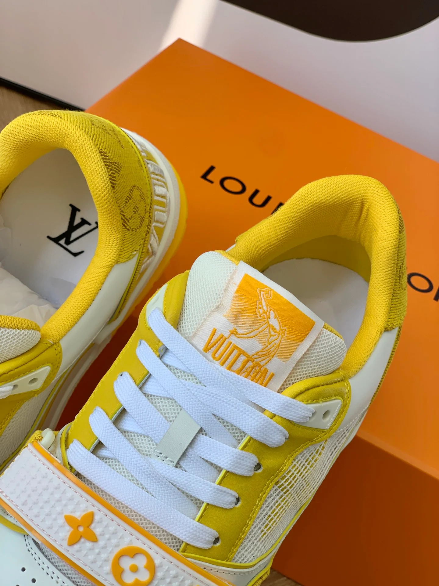 Серия LV-trainer - желтые кроссовки