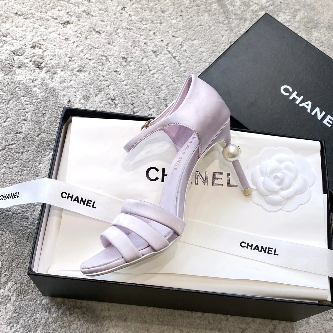 Новинка сезона весна/лето 2023 от Chanel - Босоножки на высоком каблуке с жемчужной отделкой - высота 8-5 см - Светло-фиолетовые
