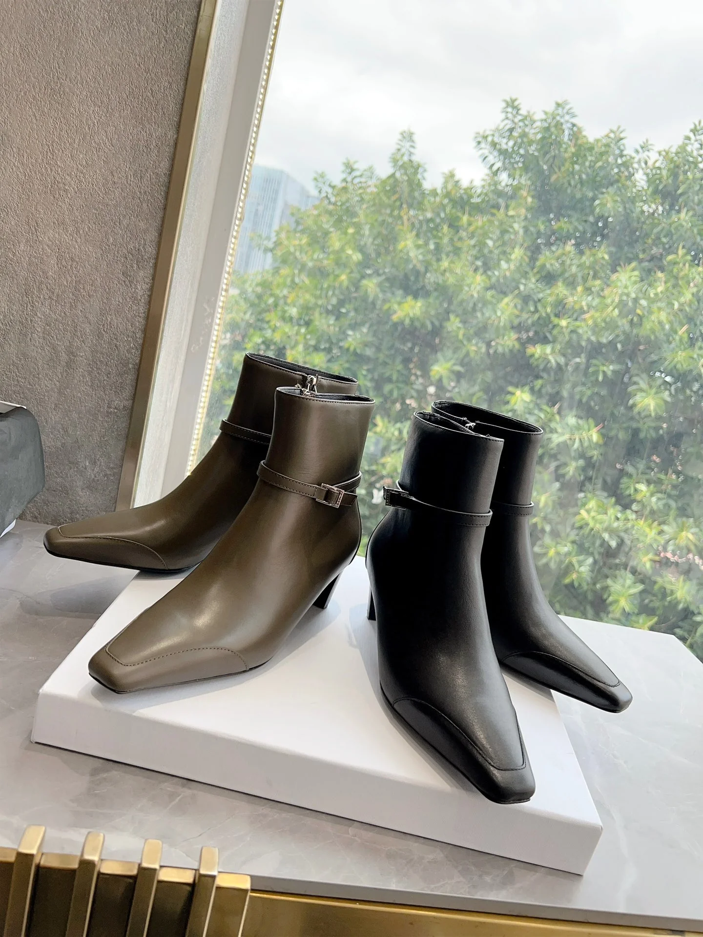 Новинка с показа Celine осень/зима 2023 — мотоциклетные ботильоны.