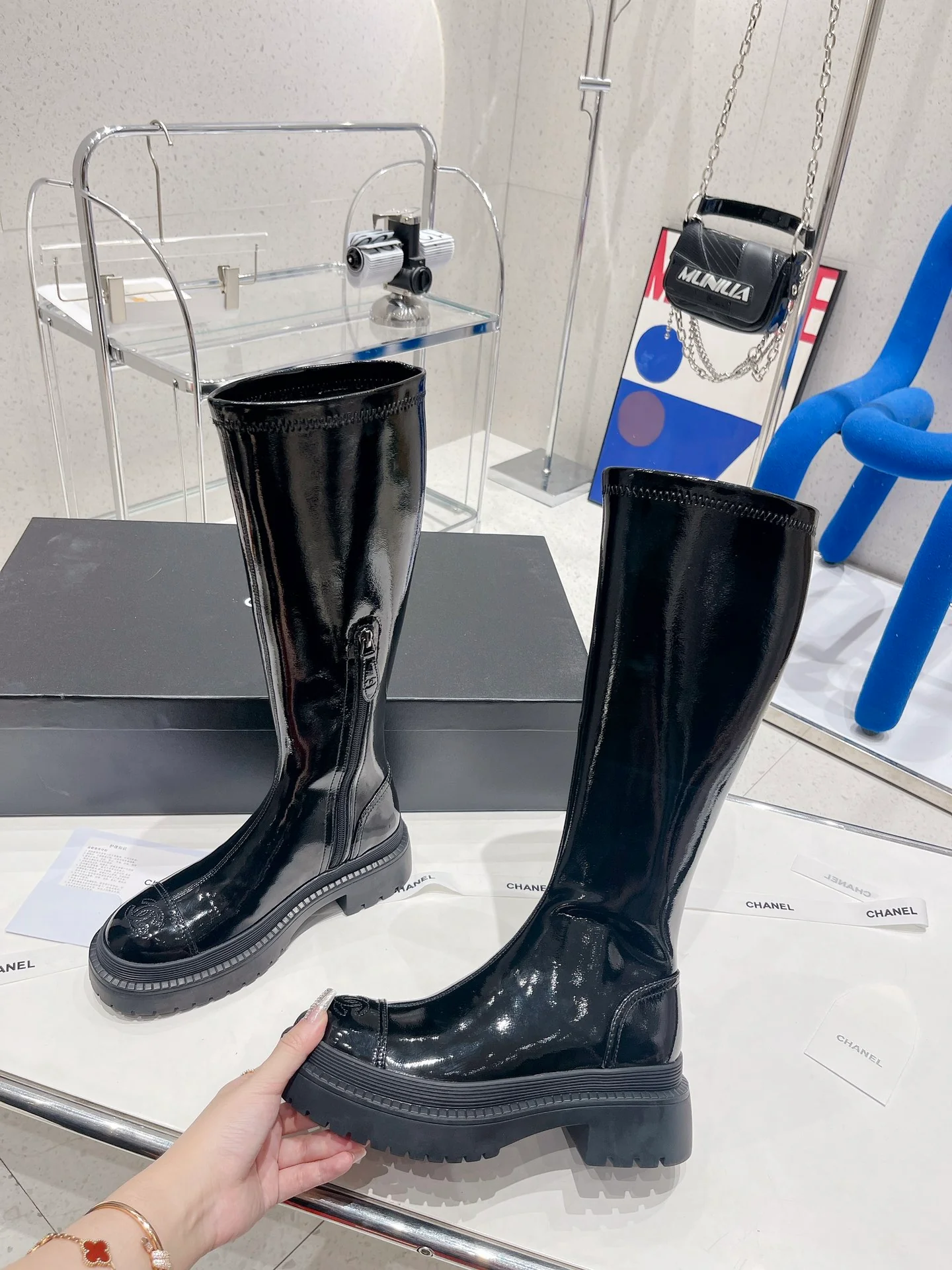 Высокие сапоги на платформе Chanel с эластичным поясом - черные