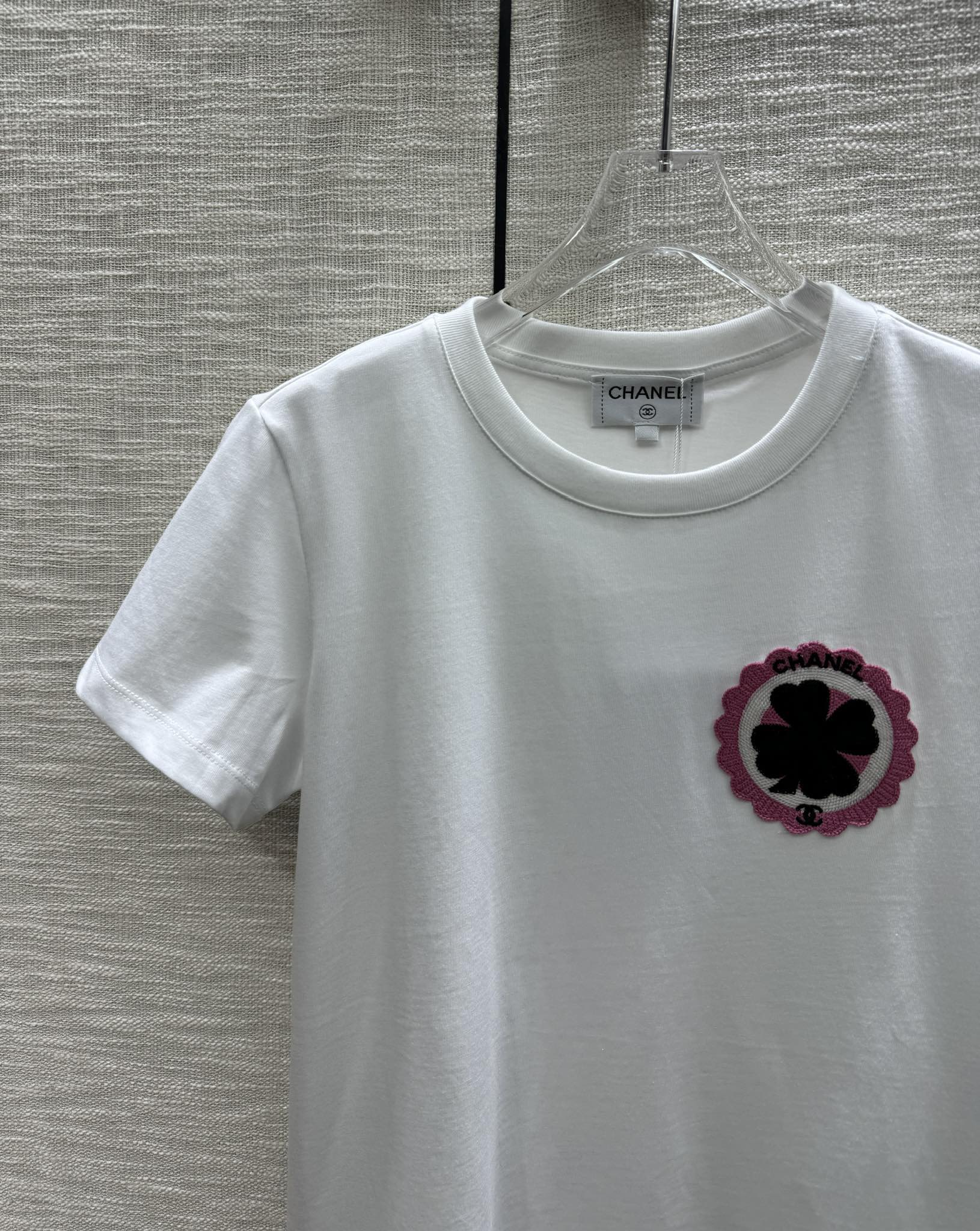 Футболка Chanel 2403 с вышитым четырехлистным клевером и круглым вырезом, с короткими рукавами - белая.