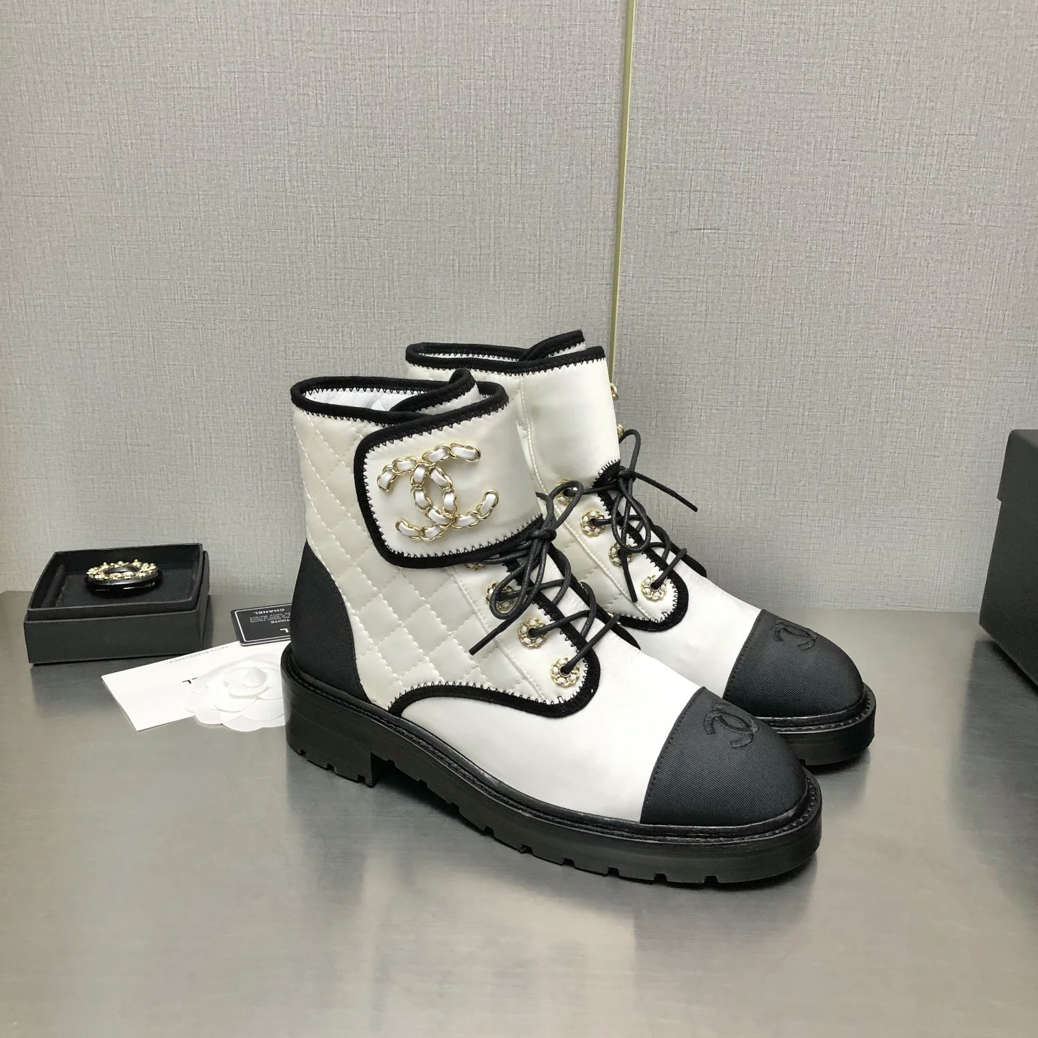 Стеганые ботильоны Chanel осень/зима 2022 — белые — 1