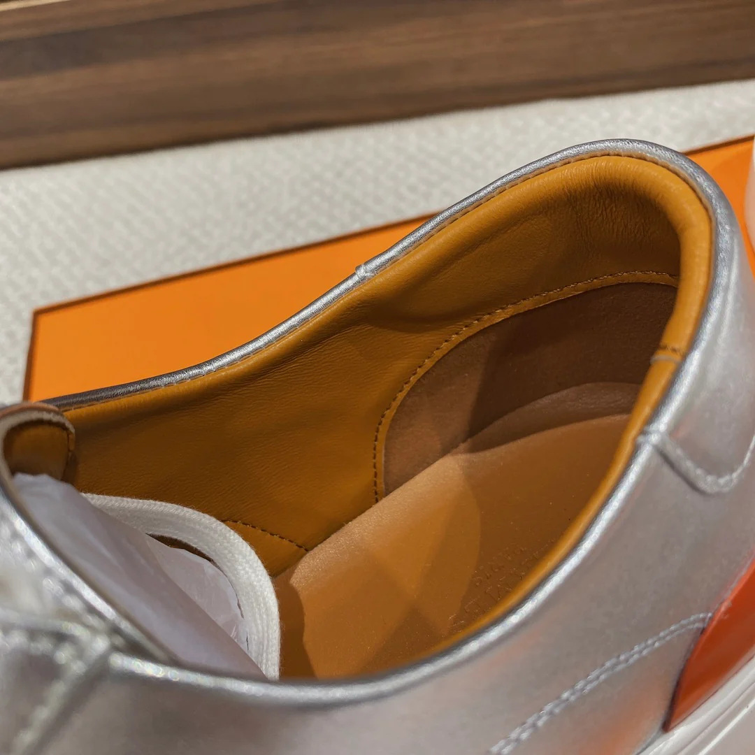 Весенняя коллекция Hermes 2022 — Белые повседневные кроссовки — Мужской стиль — Серебристые