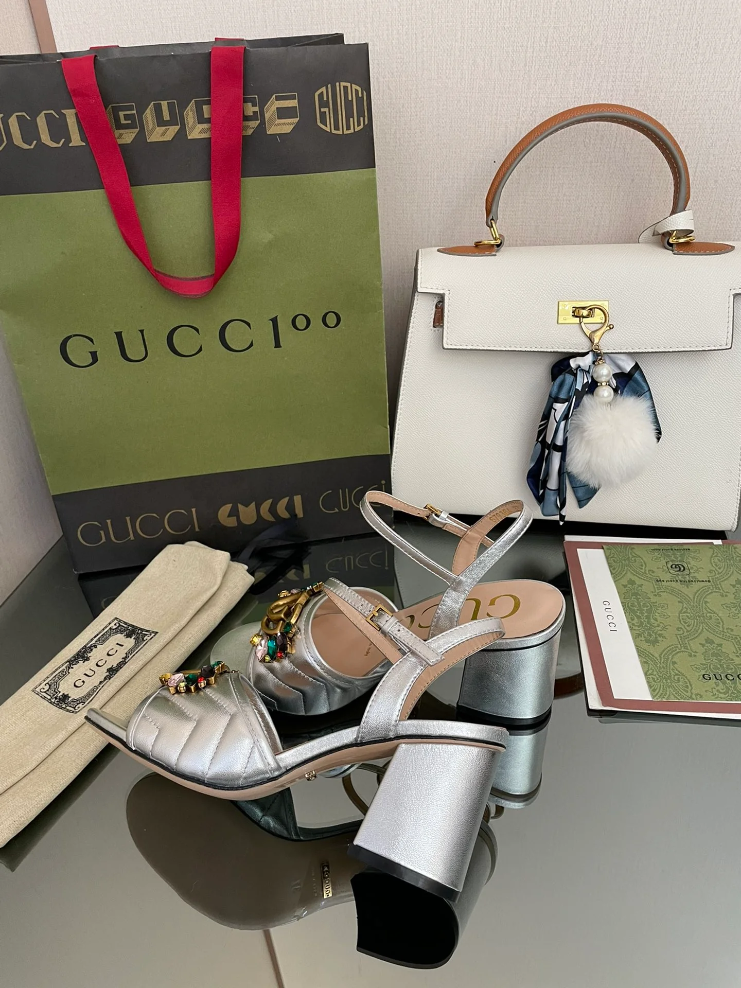 Босоножки Gucci 2022 на низком каблуке, украшенные стразами.