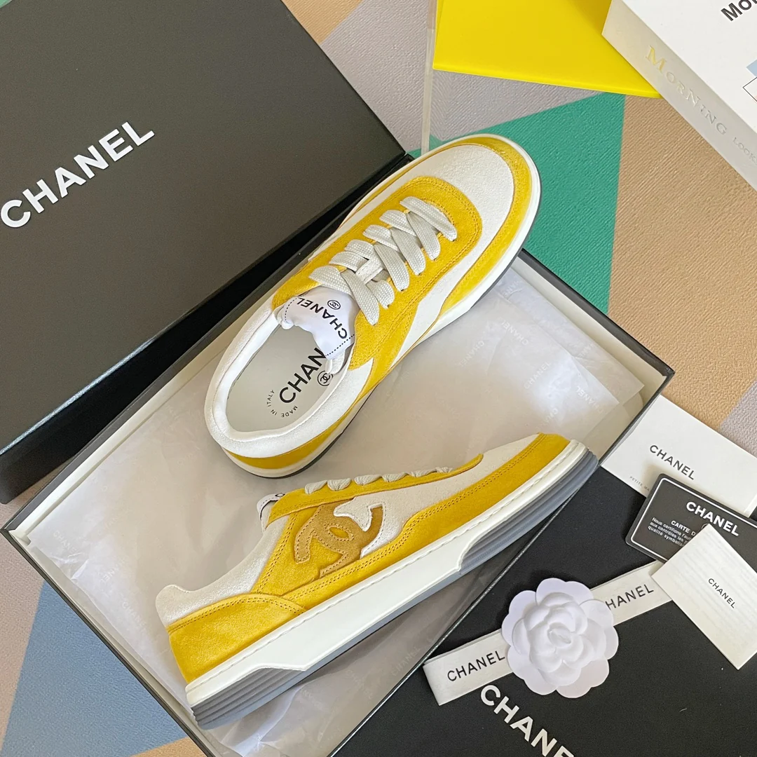 Новые поступления коллекции Chanel весна/лето 2023 - Замшевые кроссовки - Повседневная обувь - Спортивная обувь - Желтые