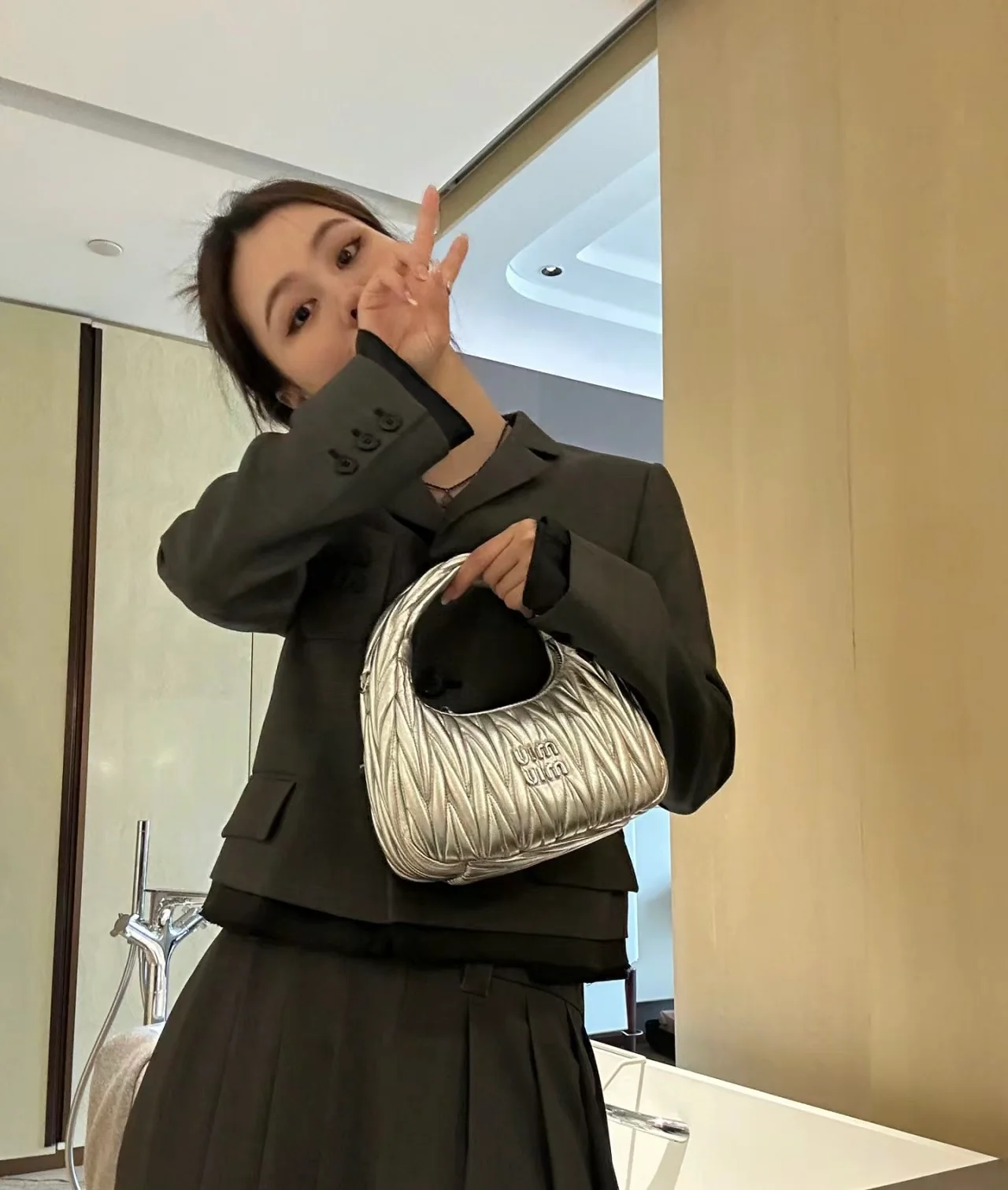 Сумка Miu Miu Wander — маленькая, из овечьей кожи — серебристая — Носите и делитесь