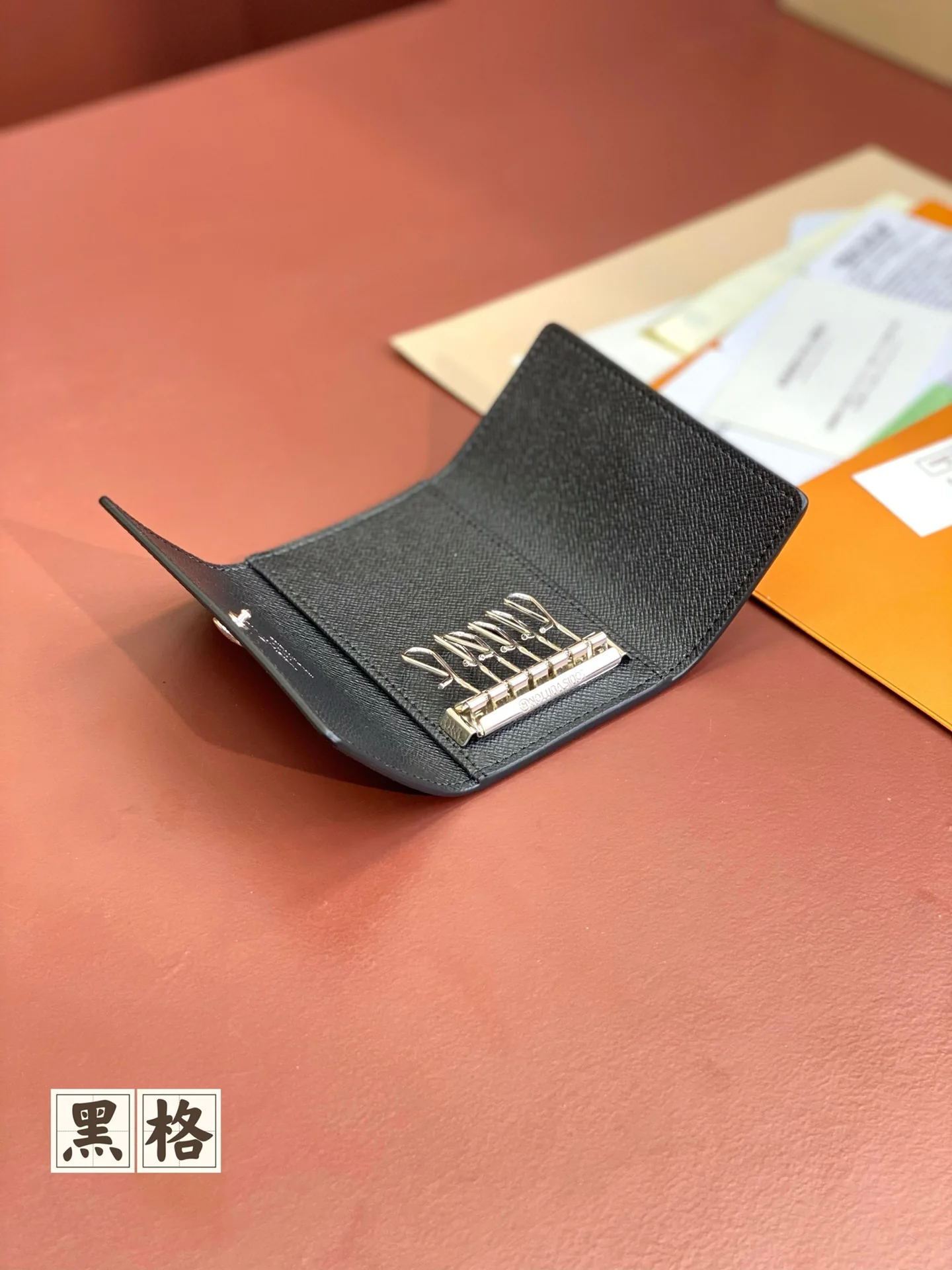 LV-m60701-Чехол для ключей-Черный в клетку