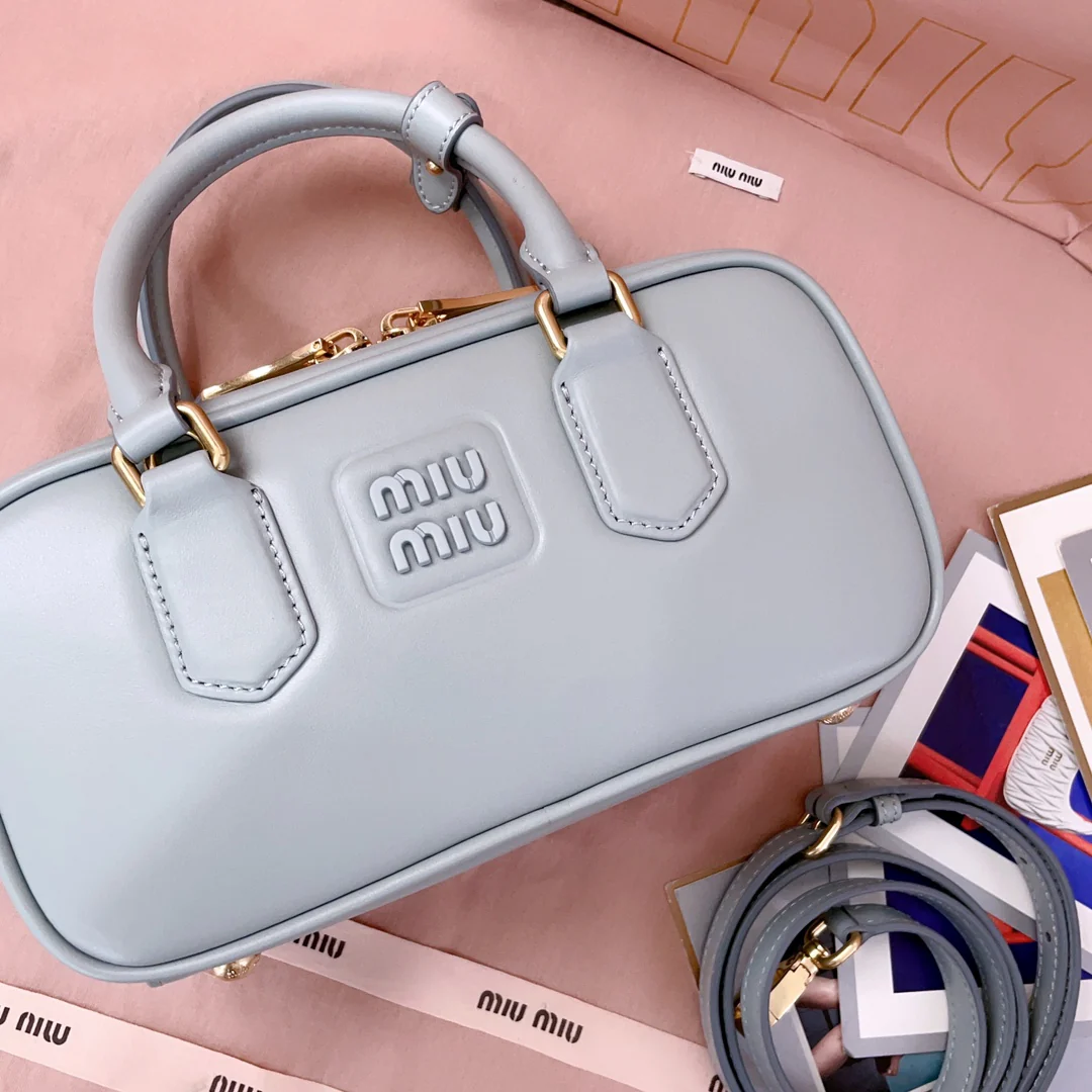 Боулинг-сумка Miu Miu 5bb142 с матовым узором - синяя