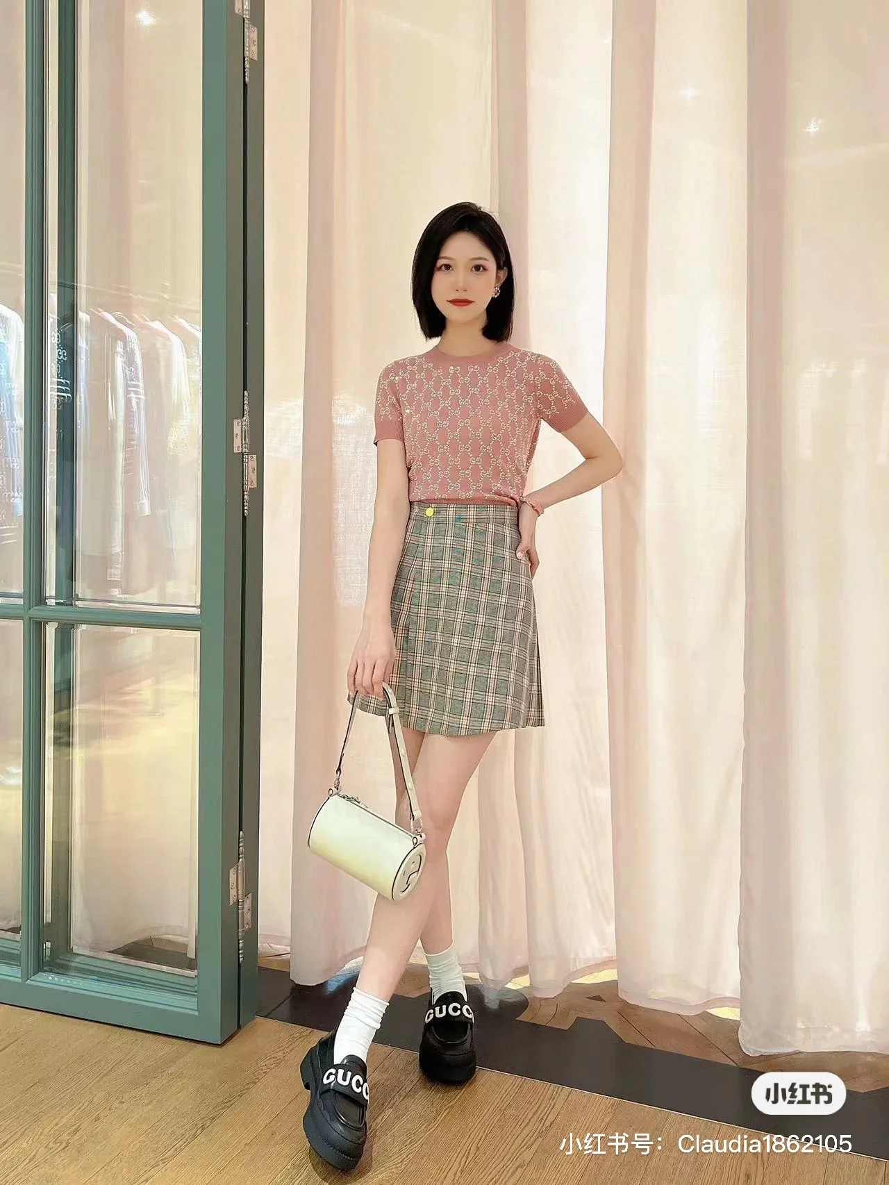 Новинка сезона осень/зима 2023 от Gucci - Лоферы с буквами - Черные