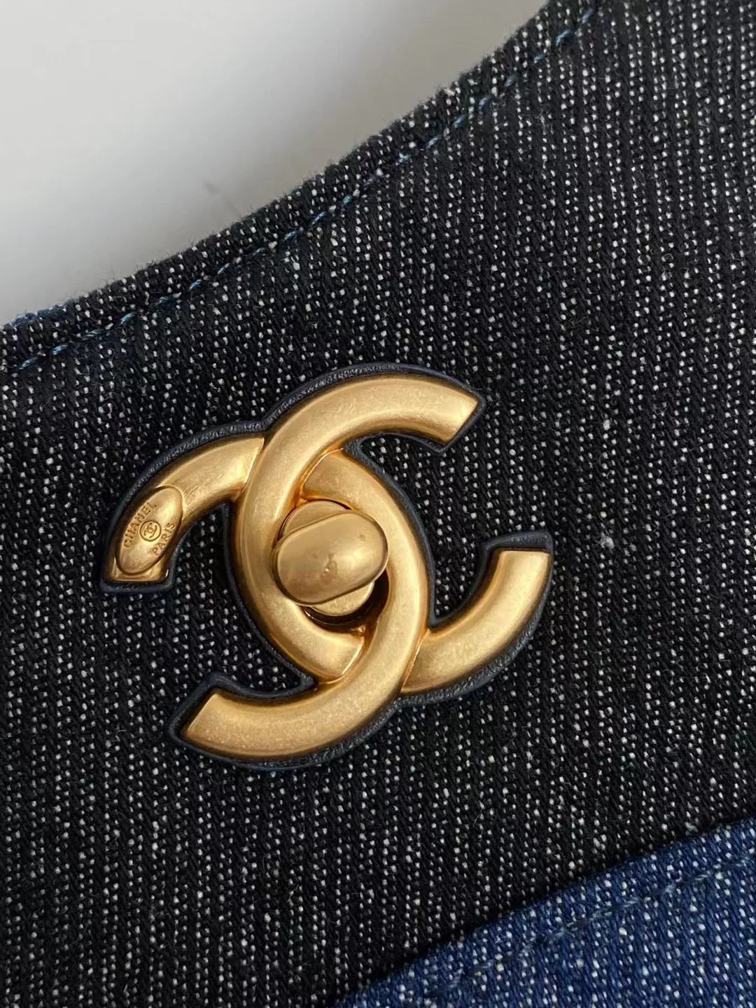 Коллекция Chanel Весна/Лето 2023 - Синяя джинсовая сумка-тоут - Синяя отделка с черным основанием