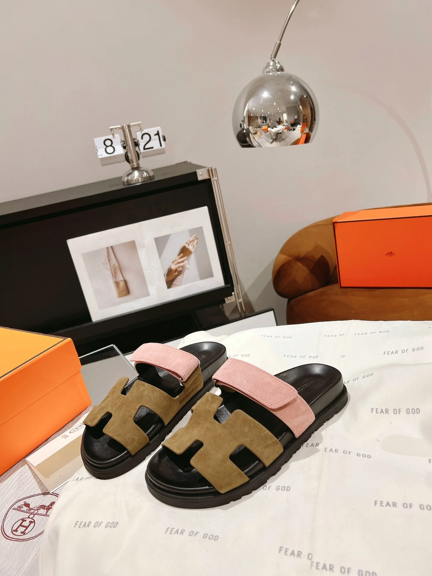 Кожаные и овечьи тапочки Hermes в стиле пэчворк — коричневато-розовые.