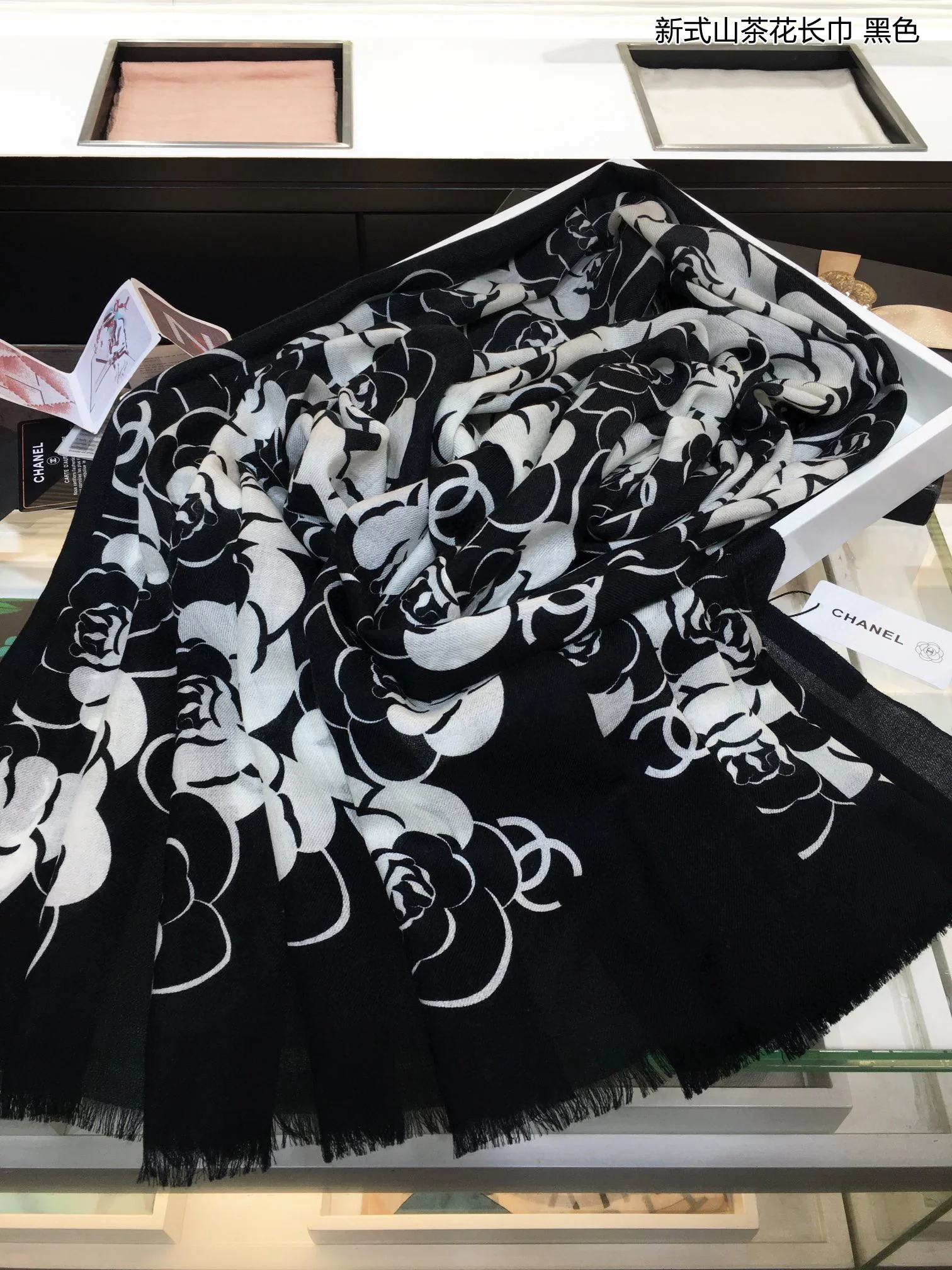 Chanel - Новый шарф ?Камелия? - 110-200 см - 100% - Кашемир премиум-класса - Черный