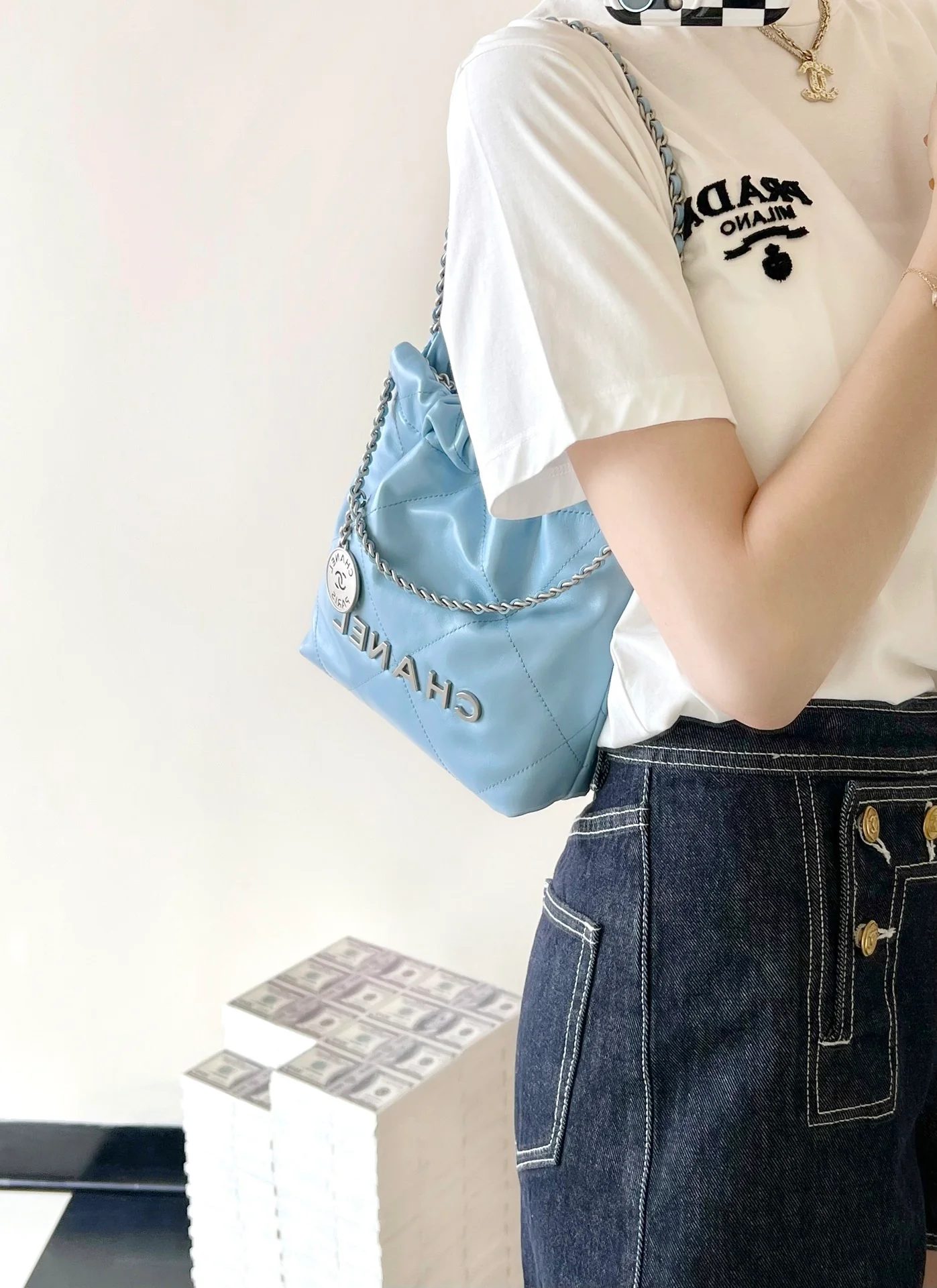 Новинка сезона весна/лето 2023 от Chanel - сумка 22 - мини - молочно-голубой - фото в действии.