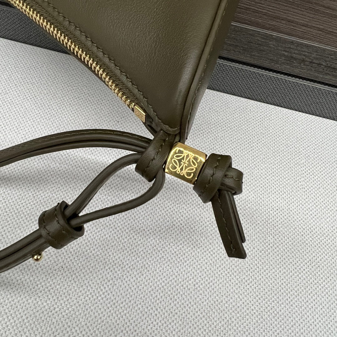 Сумка-хобо Loewe Hammock — темно-зеленая.