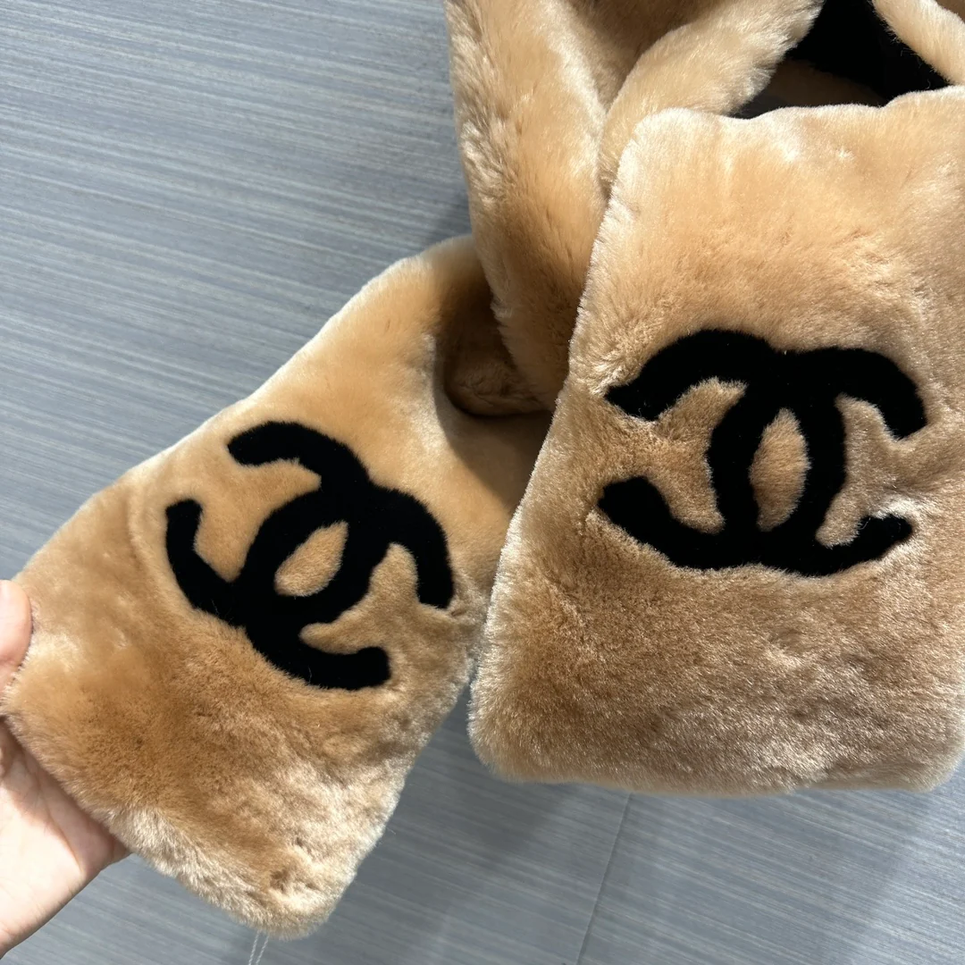 Новый шарф Chanel Double C из коллекции осень/зима 2023 — цвет хаки.