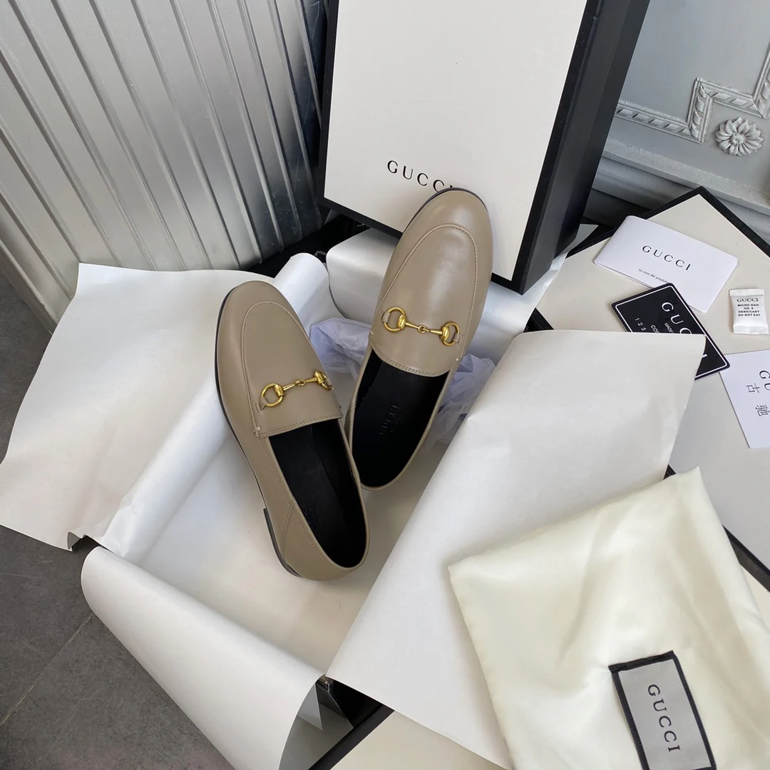 Новинка сезона весна/лето 2022 — двусторонние лоферы Gucci с пряжкой в ??виде конской уздечки.