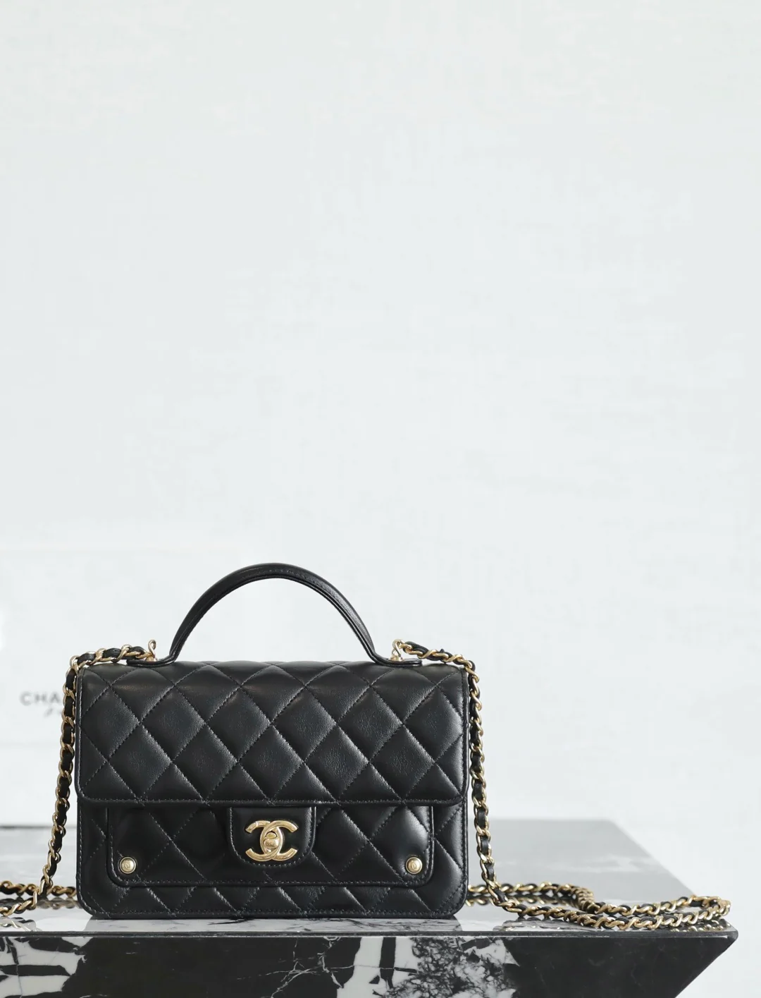 Chanel - Сумка-мессенджер с заклепками - Черная с золотой фурнитурой