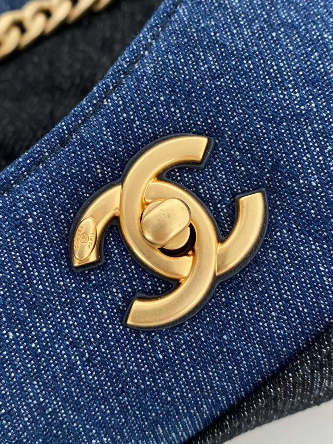 Коллекция Chanel Весна/Лето 2023 - Синяя джинсовая сумка-тоут - Черная отделка на синем основании