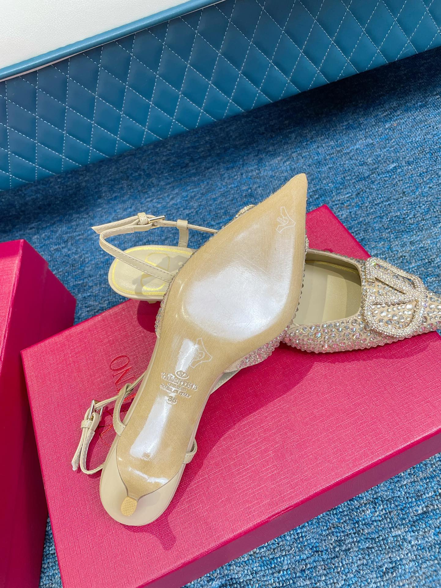 Новинка сезона весна/лето 2022 от Valentino: роскошные замшевые босоножки на высоком каблуке с острым носком и открытой пяткой, украшенные стразами.