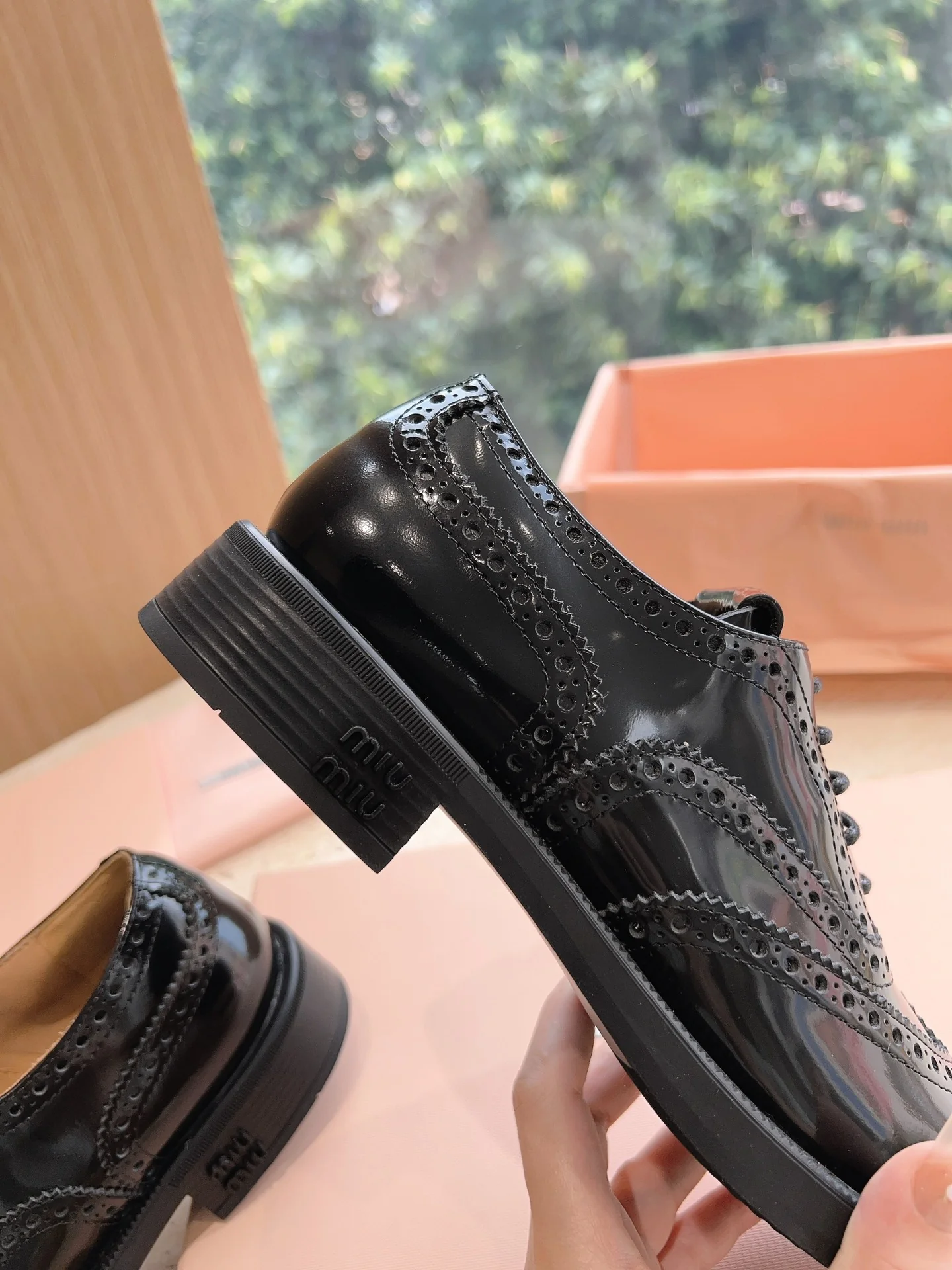 Новинка Miu Miu 2023 года - Лоферы на шнуровке в британском стиле - Черные