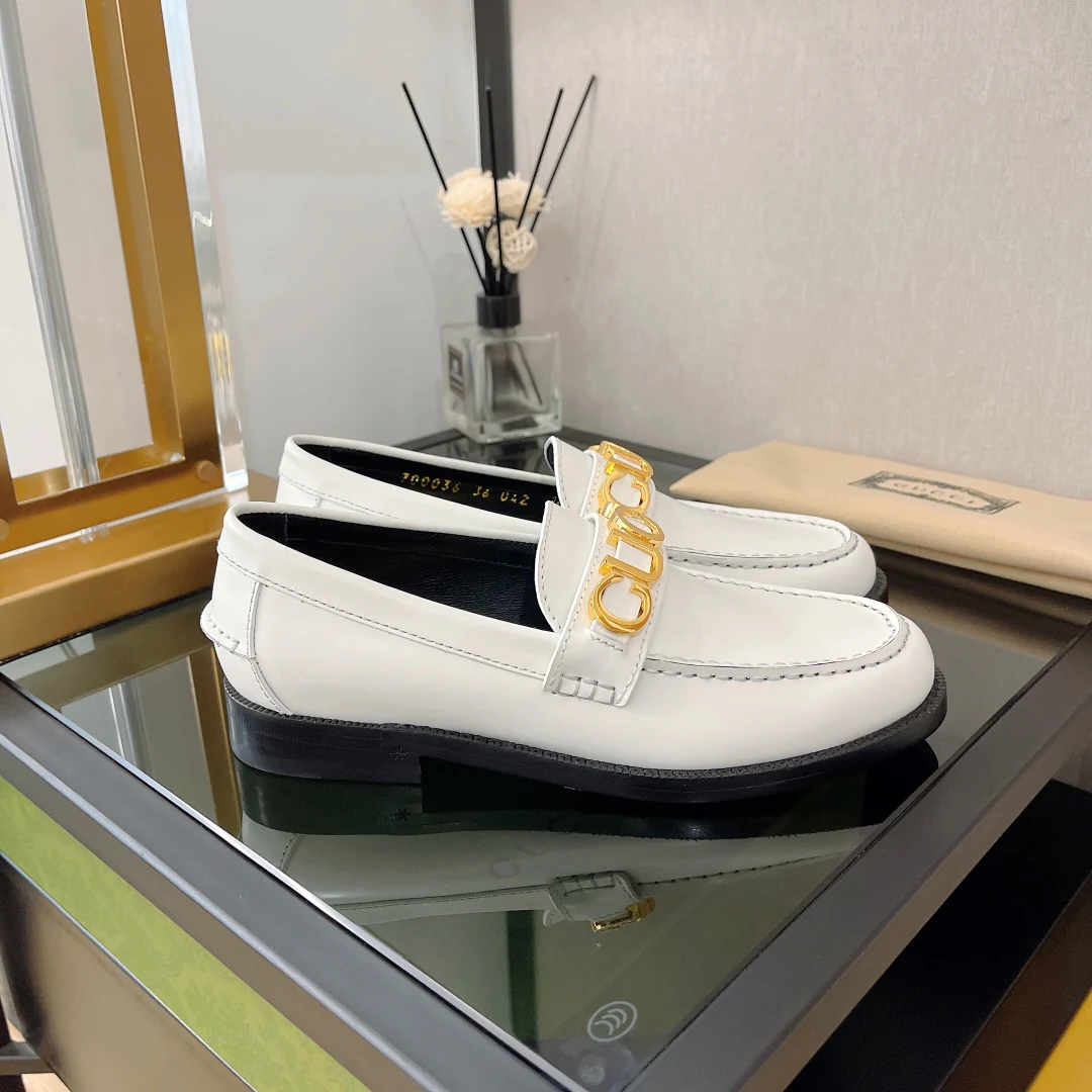 Новинка Gucci 2022 года - Лоферы с металлическими пряжками в виде букв.