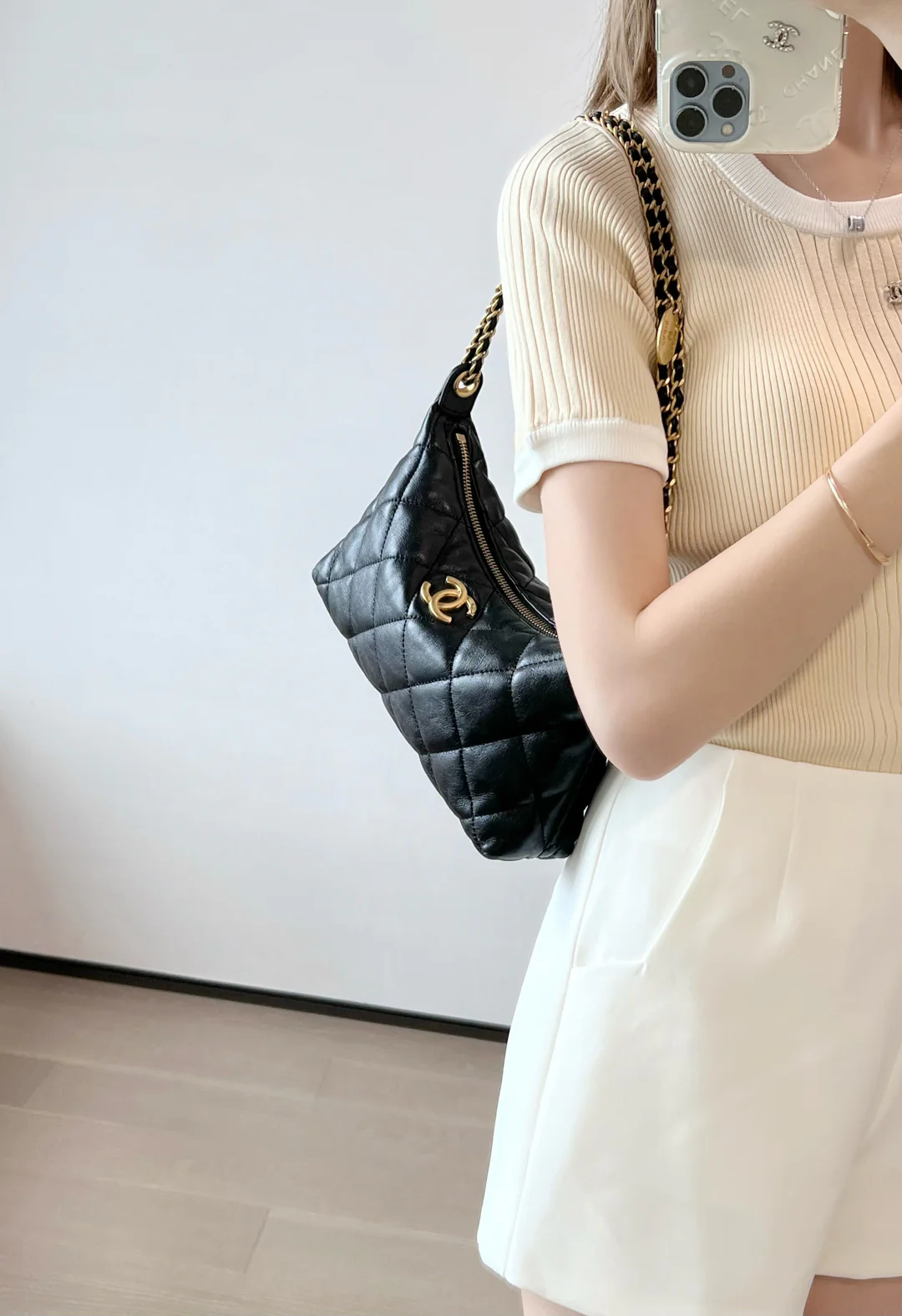 Chanel - ??? - Сумка-мешок на цепочке с монетами - Черная с золотой пряжкой