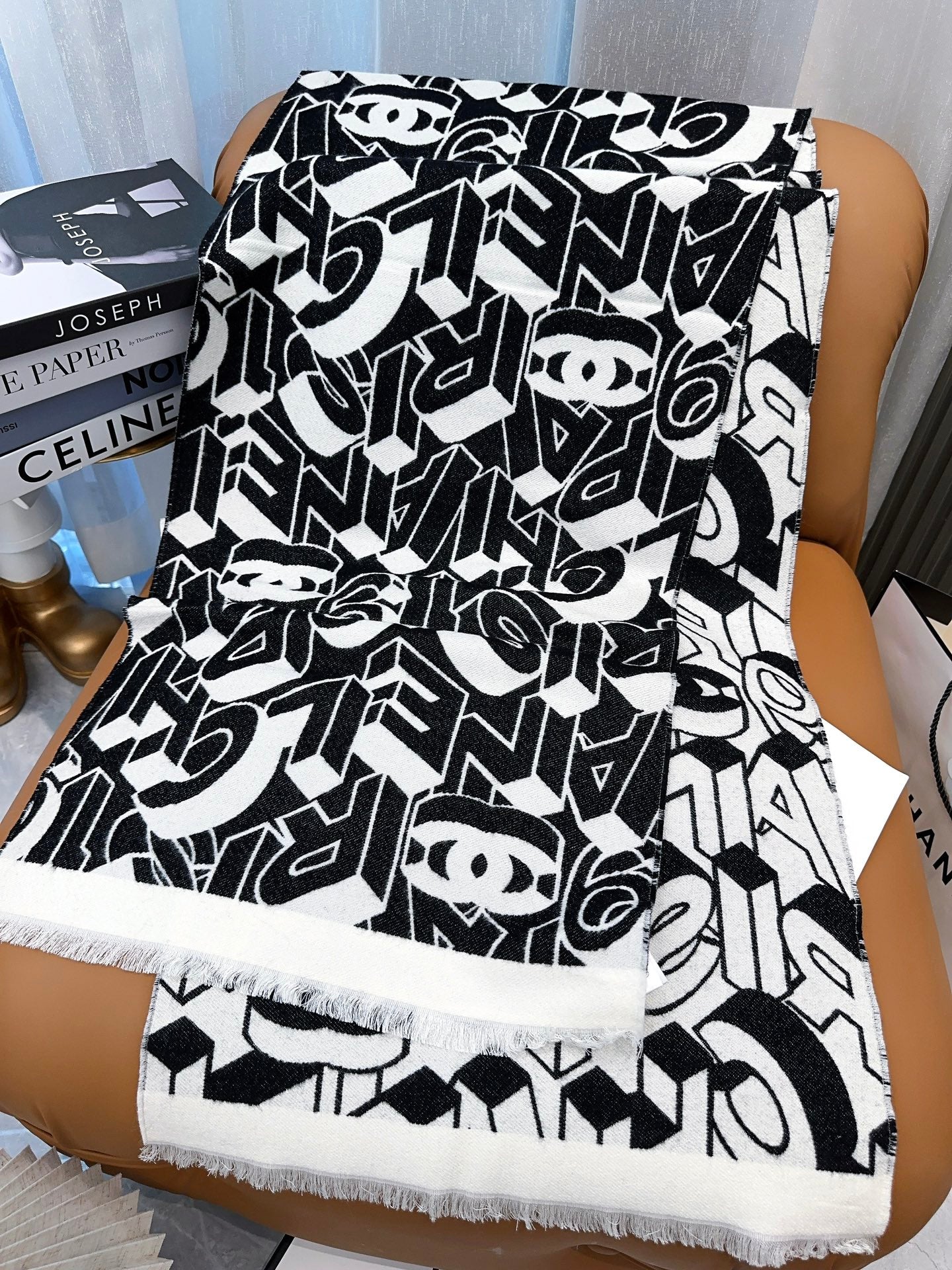 Большой шарф Chanel с буквенным дизайном 2024 года