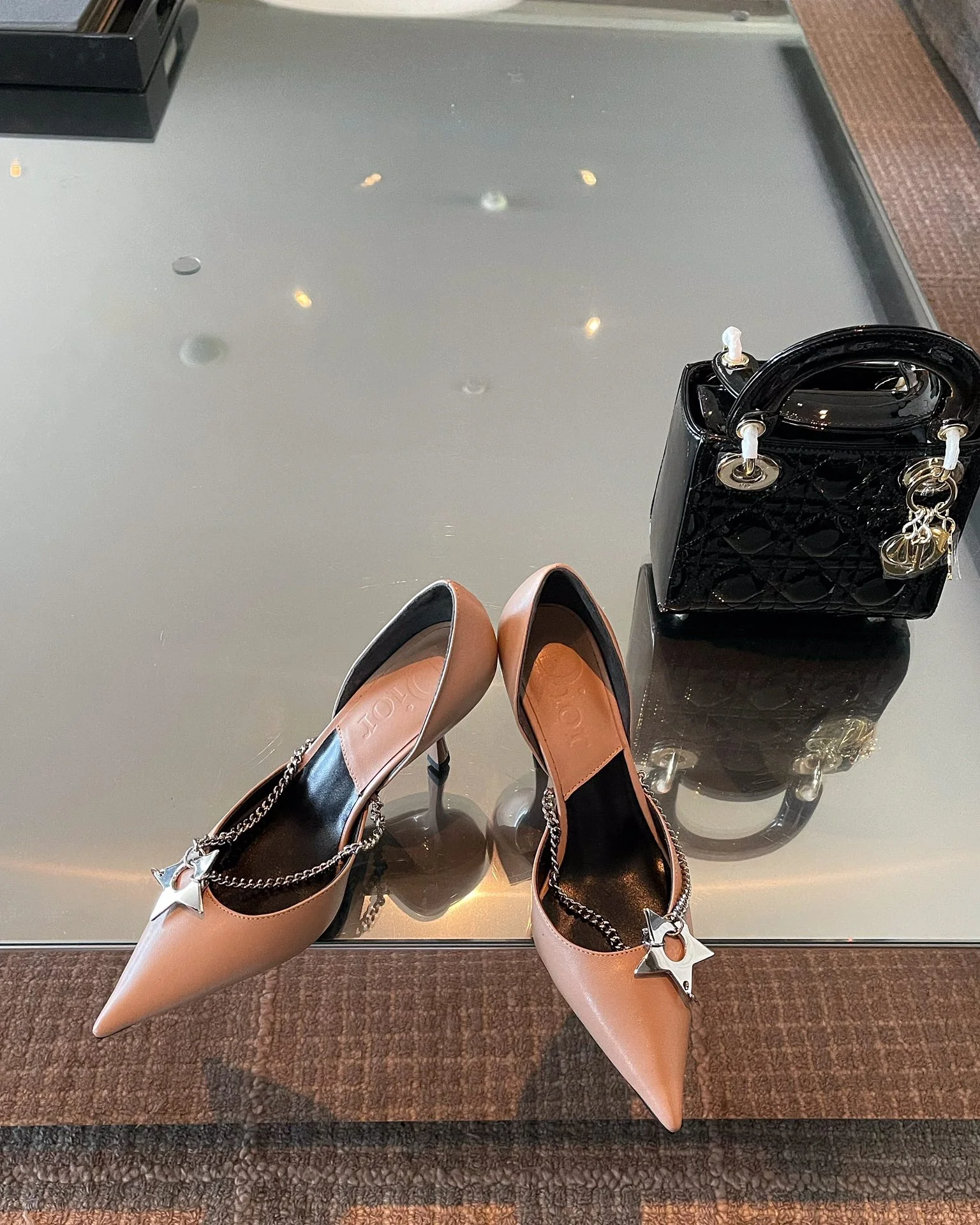 Туфли на высоком каблуке Dior Star с серебряной цепочкой, абрикосовый цвет, высота каблука 8-5 см.