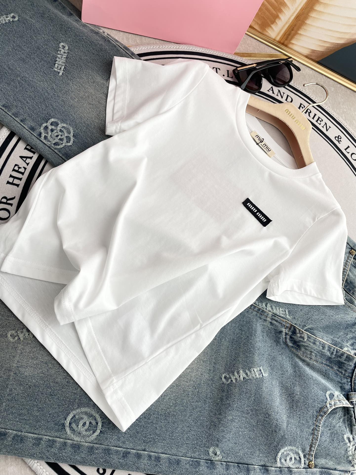 Miu Miu-2404 - Простая футболка с коротким рукавом и буквенным принтом