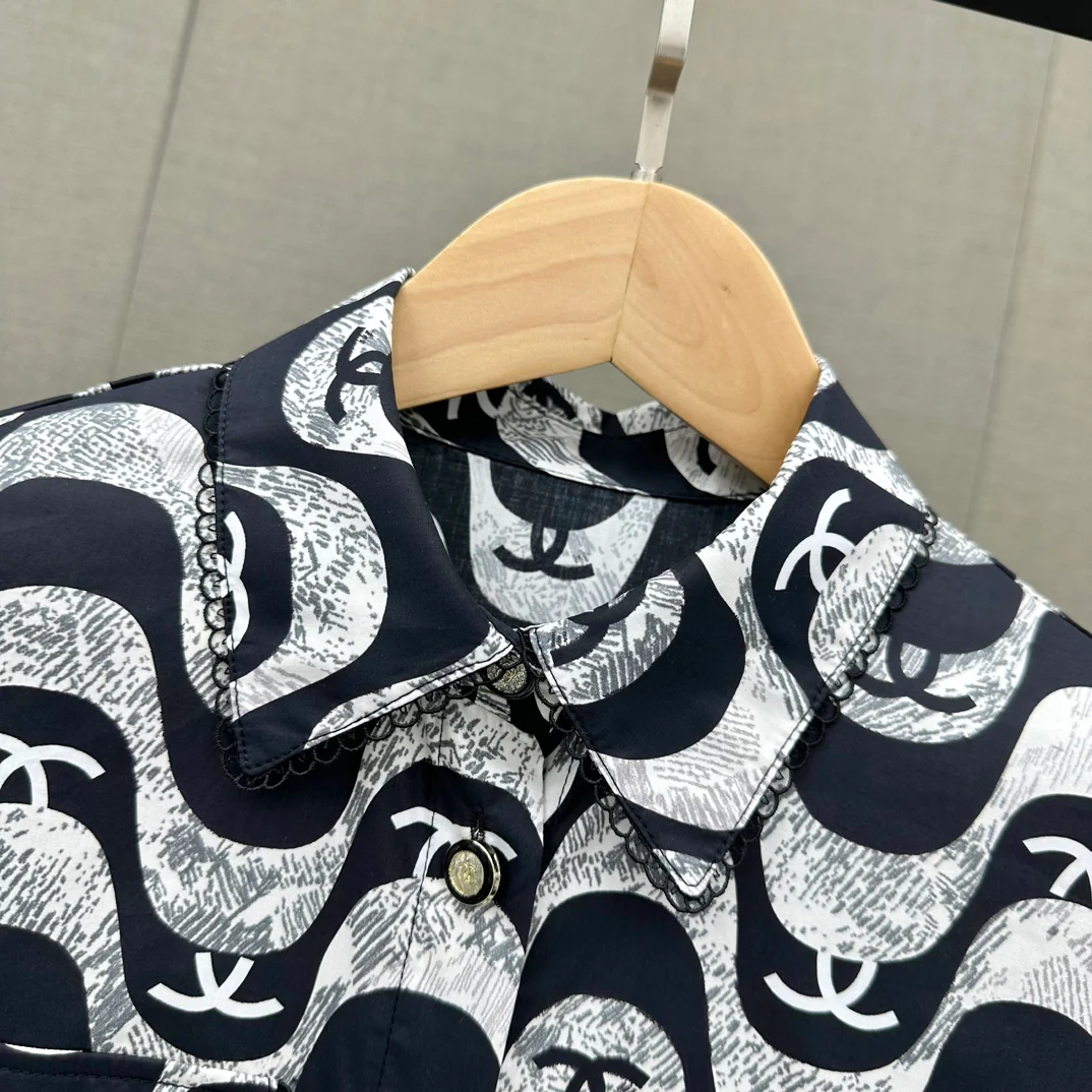 Chanel 2403 - Платье с культовым логотипом по всей поверхности - Черное