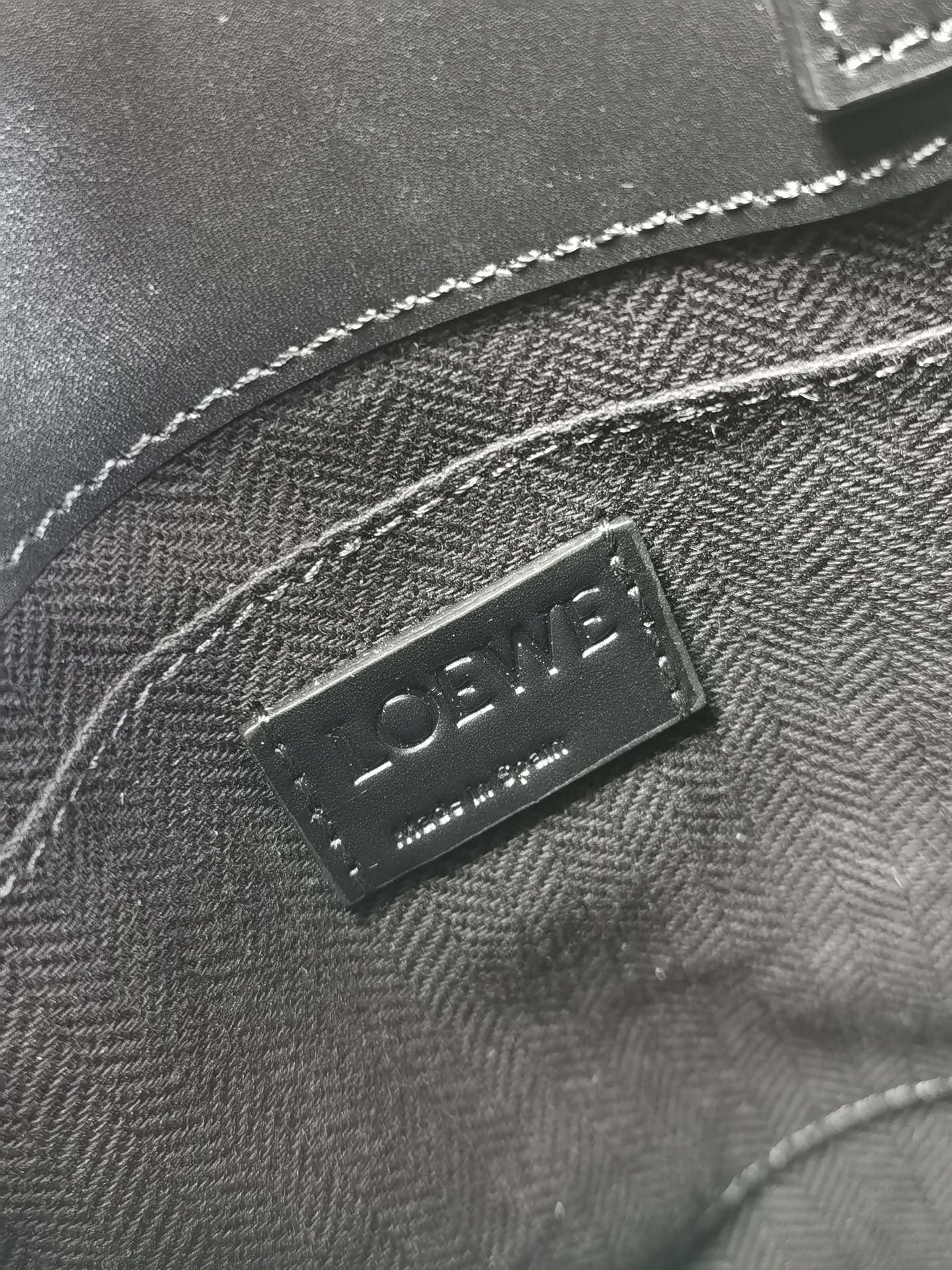 Сумка-тоут Loewe Standard A5 — гладкая телячья кожа — маленькая — черная