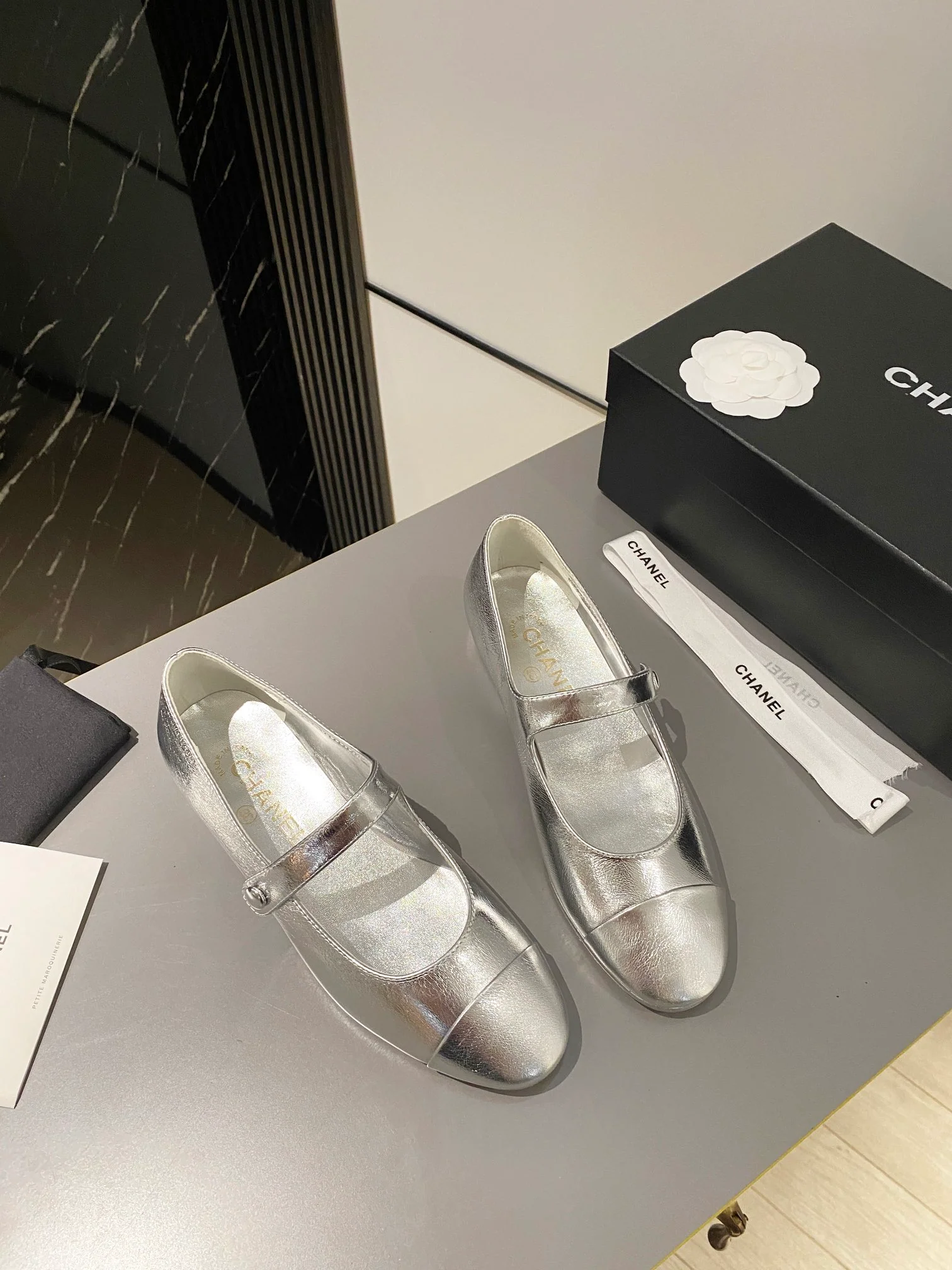 Новинка сезона осень/зима 2023 от Chanel - туфли Мэри Джейн - серебристые.