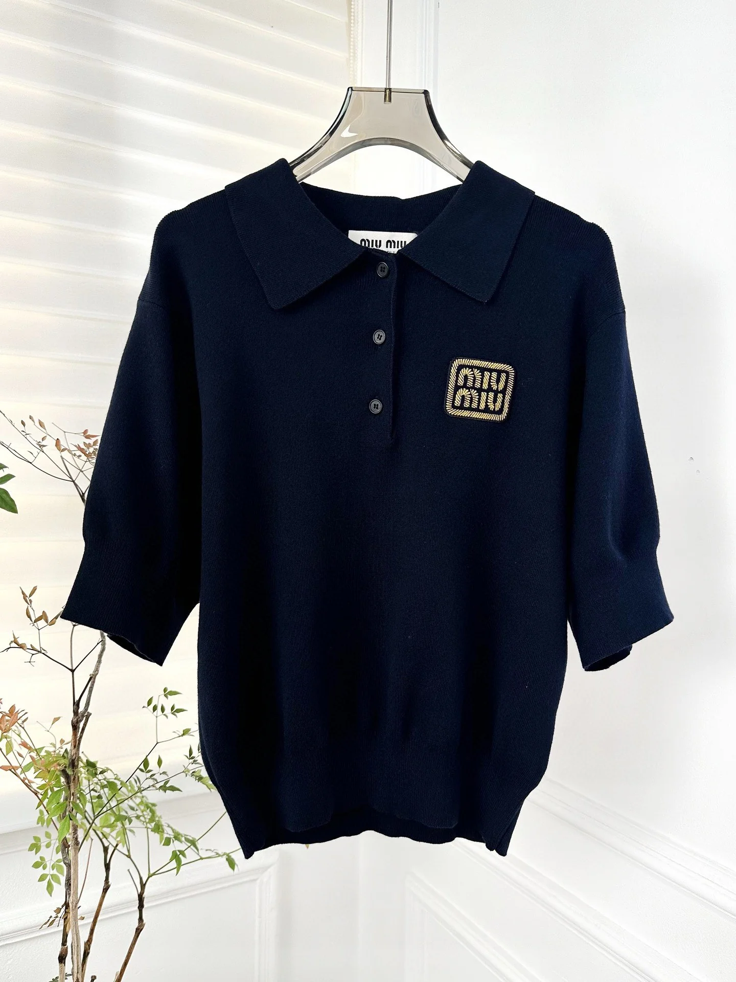 Miu Miu-2404 - Футболка с коротким рукавом и объемной аппликацией в стиле Color Blocked.