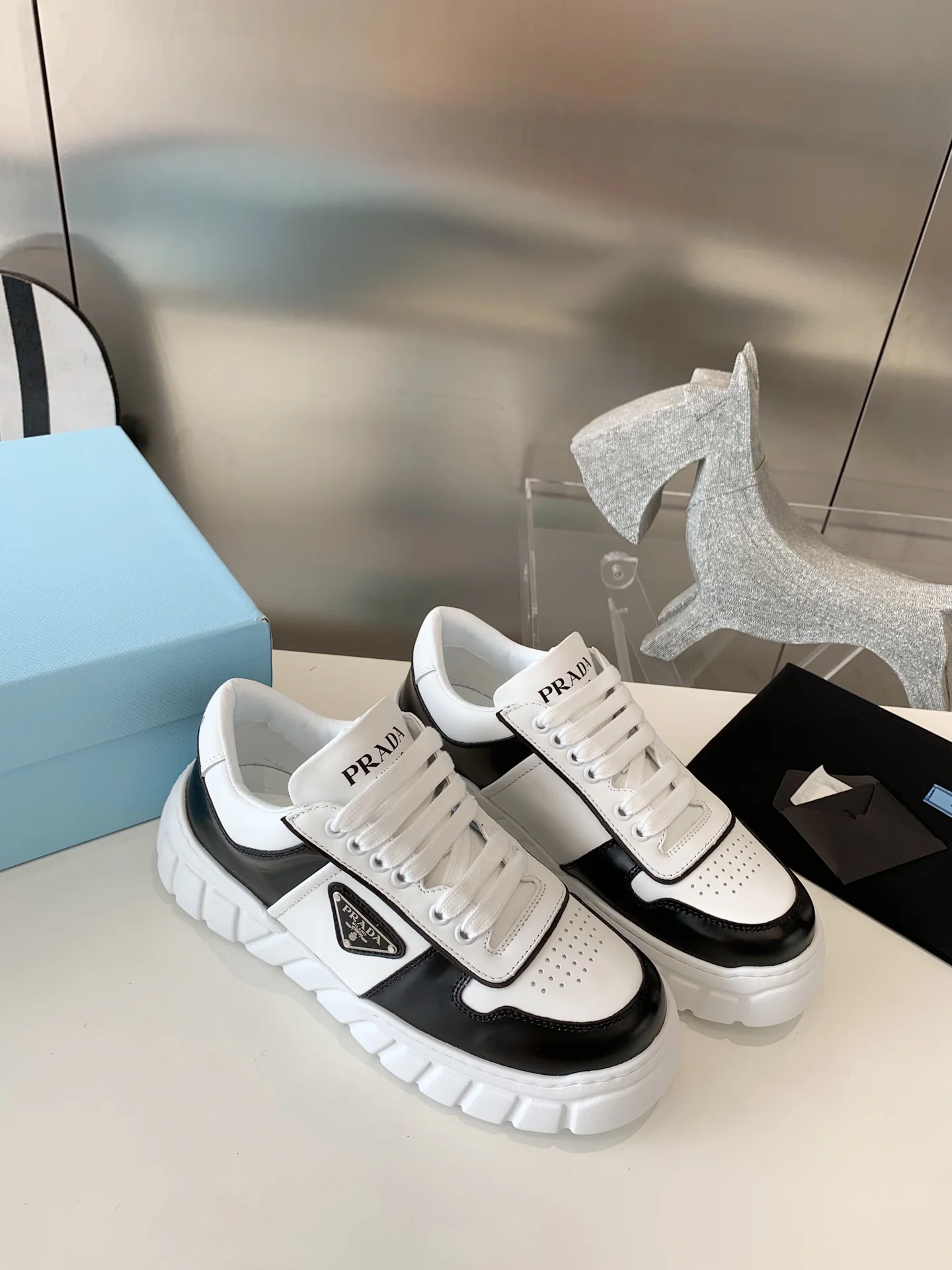 Prada - Новинка сезона осень/зима 2022 - Повседневные туфли на платформе