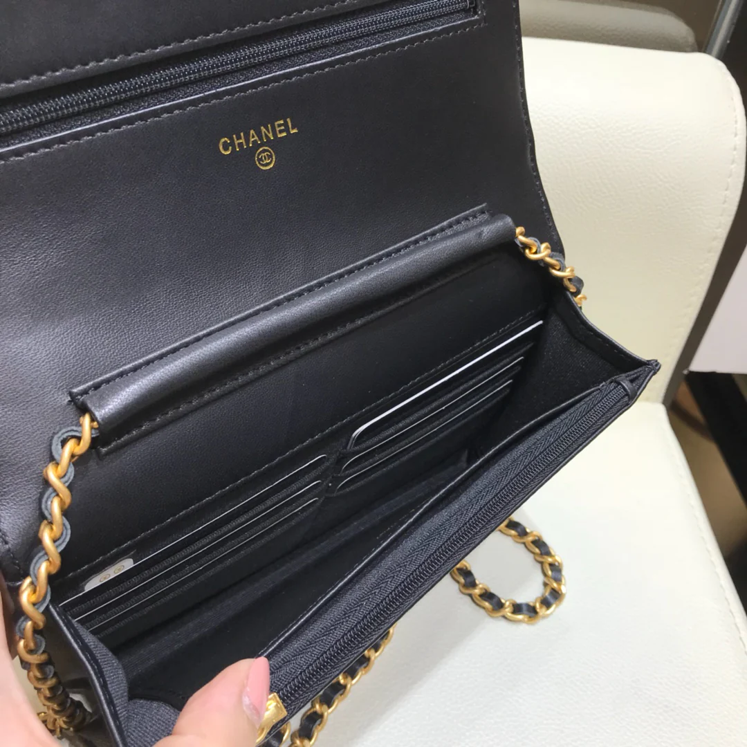 Chanel - Коллекция маленьких значков WOC