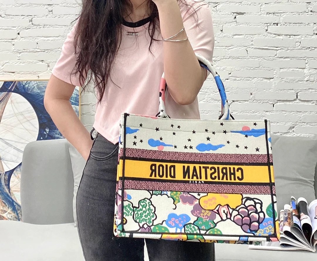 Сумка Dior Book Tote, средний размер, 36,5 см, цвет ?Белое небо?.