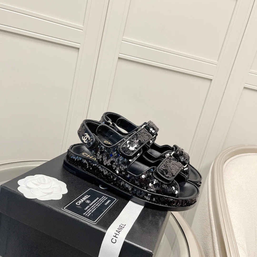 Chanel - Черные сандалии с пайетками