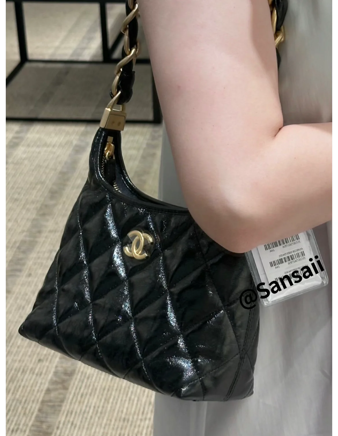 Сумка-хобо Chanel с массивной цепочкой на плечо - черная