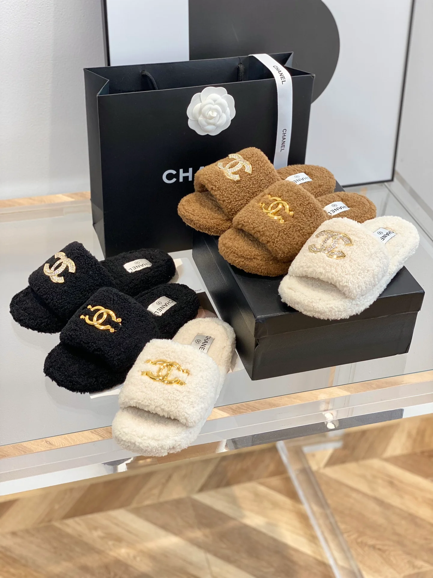 Новые модели шлепанцев Chanel 2022 года - синхронизация с официальным сайтом