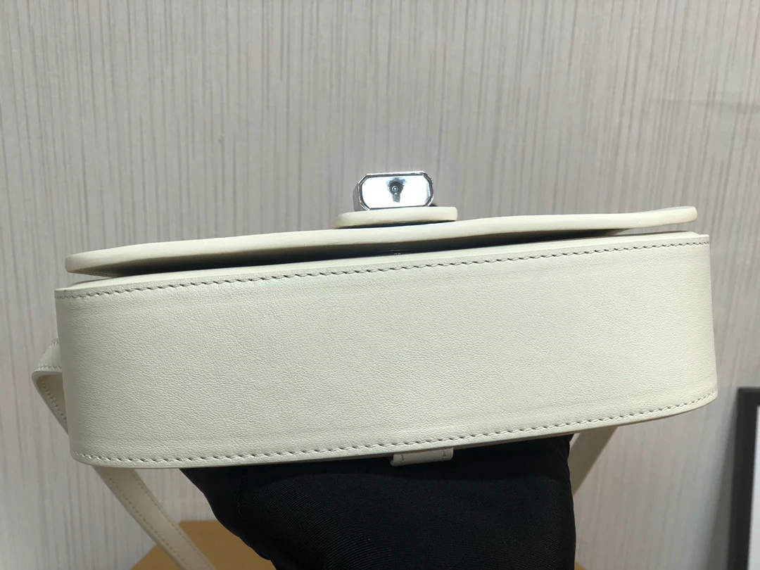 Мини-клатч Celine Tabou с плечевым ремешком в форме замка — белый — из гладкой коровьей кожи.