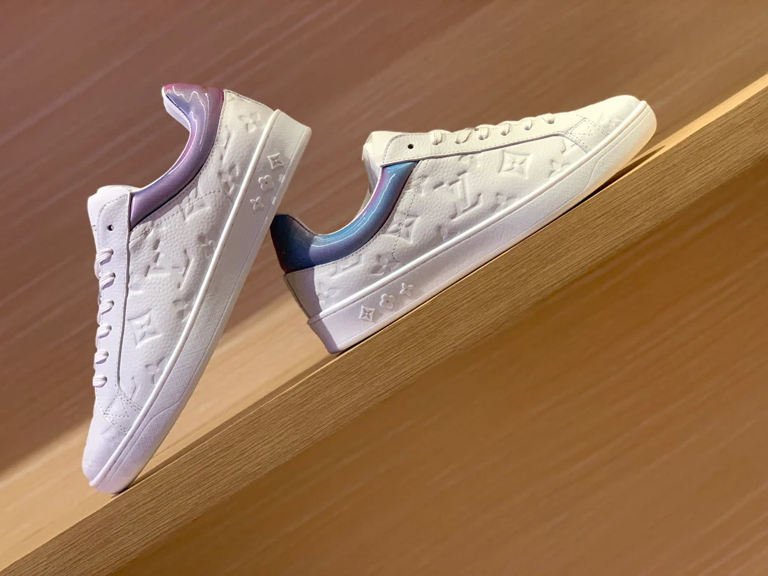 Повседневные туфли LV - белые с переливающимся каблуком