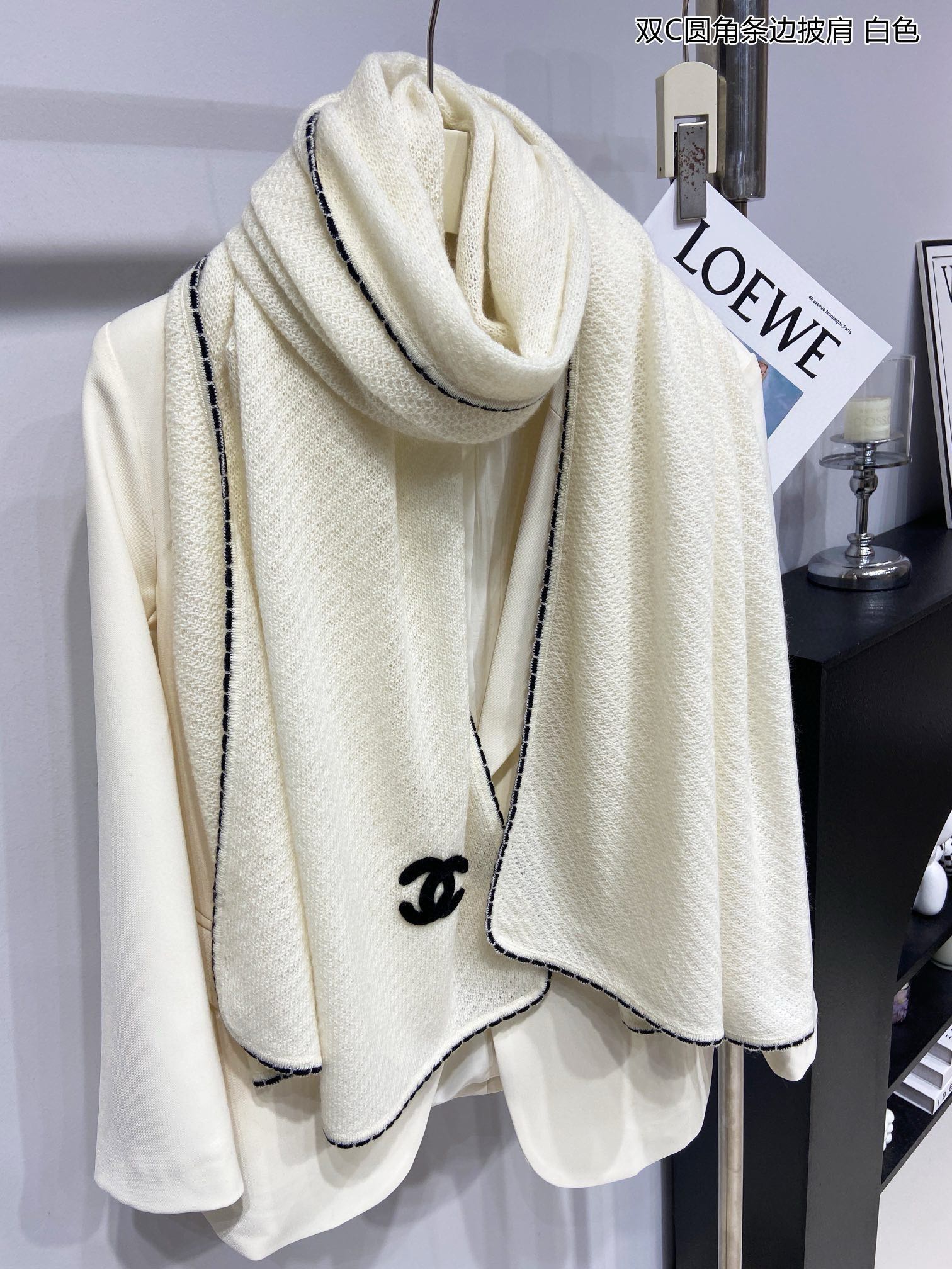 Шарф Chanel 2024 с закругленными углами - кремовый