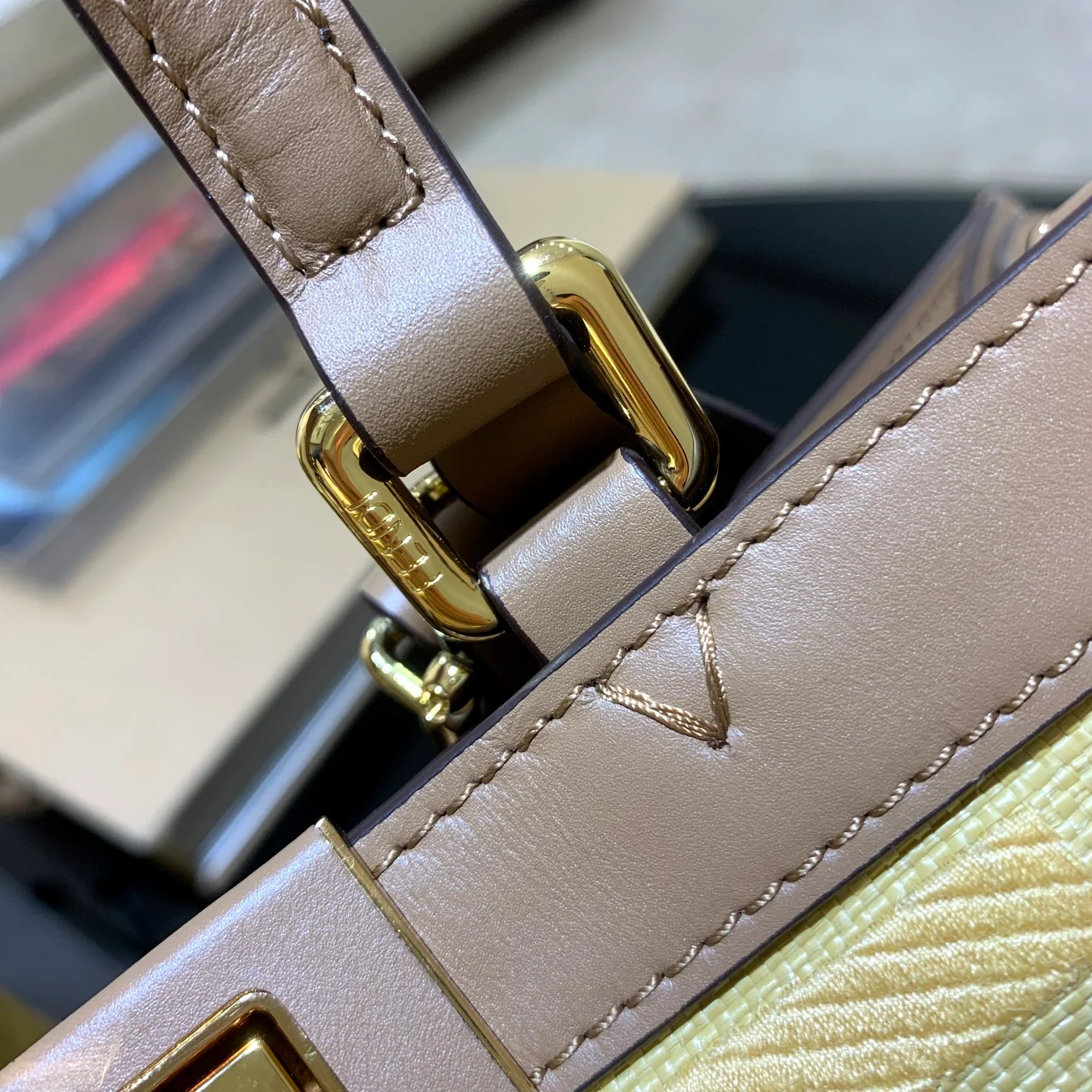 Сумка-тоут Fendi Peekaboo с кожаной ручкой