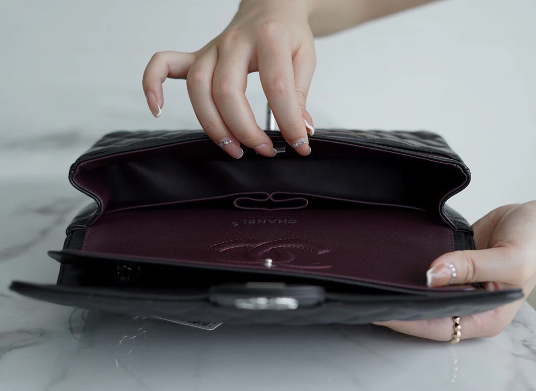 Chanel - Сумка с узором ?Личи? - Черная с серебряной пряжкой