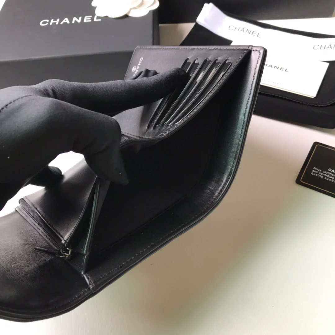 Chanel Le Boy - Черная овечья кожа с серебряной пряжкой