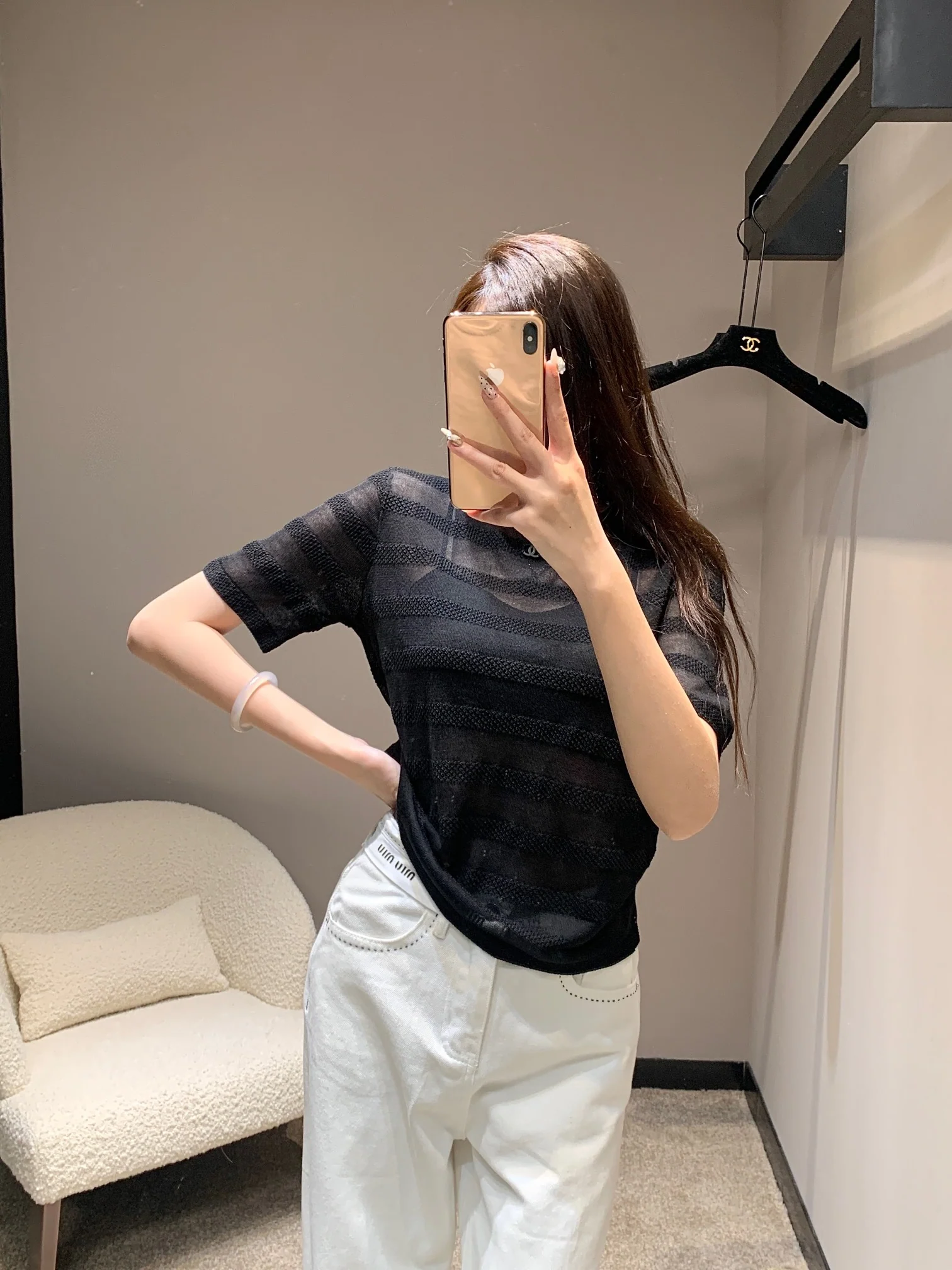 Chanel 2403 - Полосатый жаккардовый сетчатый топ с короткими рукавами и металлическим логотипом в виде двойной буквы С - Черный