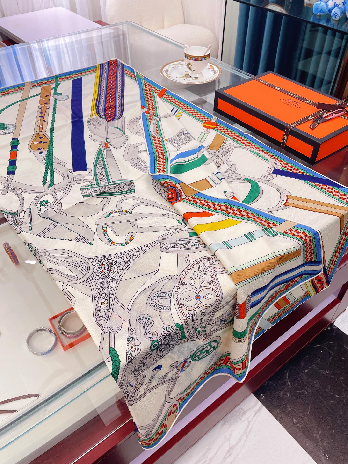 Квадратный шарф Hermes Stirrup Racing – 140 см – 70% кашемир – 30% шелк